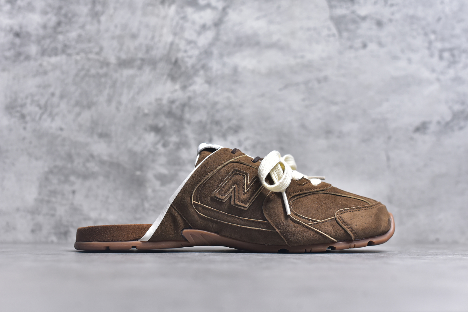 图片[3]-#MiuMiu x New Balance NB530 SL 缪缪联名系列低帮经典复古休闲运动鞋半拖 近几年运动品牌与各大潮流品牌不断推出联名产品，在球鞋圈拥有极高的热度。此外，奢侈品牌和运动品牌联名也早已非新鲜事，继 Dior 和 Jordan Brand 以及 Prada 和 adidas 合作后。近日，Miu Miu与New Balance的合作基本已经成为定番，每年都会上新，而近期的最新联名也已经正式曝光，预计会在24年春夏面世！相比之前两次使用的574，这次Miu Miu带来了全新风格。采用了全新型号MR530进行设计，继续使用复古的旧化效果和去年就被带火的美拉德配色打造。Miu Miu作为千禧文化的重要推手，这次也是直接挑选了New Balance 2000年代时发布的健身跑鞋MR530。整体做旧效果非常明显，甚至有些二手鞋的感觉，多少是有点瘦巴黎世家影响了……配色方面将会推出米色和棕色两种颜色可供选择，整体覆盖了做旧麂皮，鞋舌和鞋垫和之前一致，有Miu Miu的Logo，同时搭配皮革和棉质双鞋带组成。尺码：36 37 37.5 38 38.5 39.5 40 40.5 41.5 42 42.5 43.5 44 44.5 45-选品中心