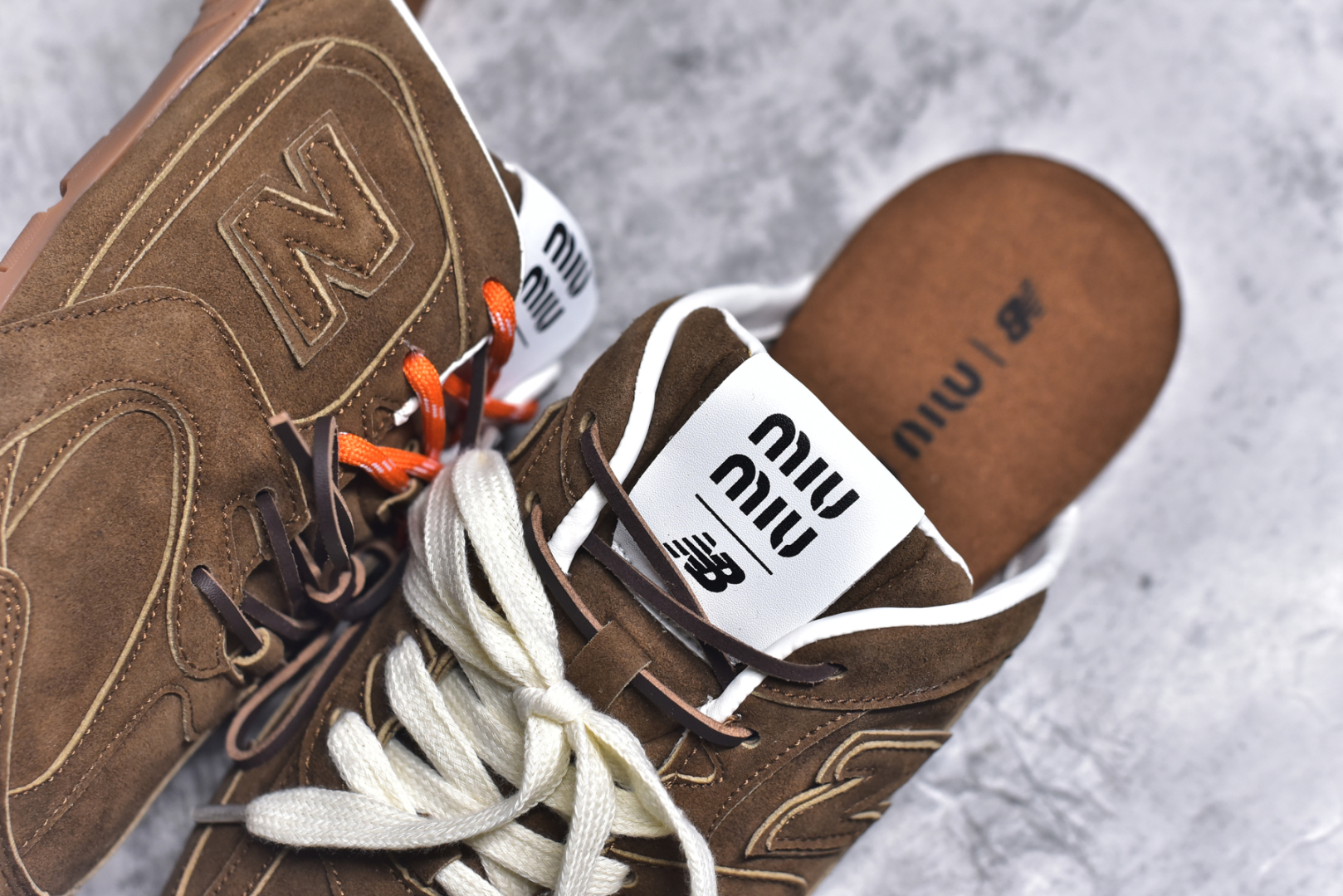 图片[9]-#MiuMiu x New Balance NB530 SL 缪缪联名系列低帮经典复古休闲运动鞋半拖 近几年运动品牌与各大潮流品牌不断推出联名产品，在球鞋圈拥有极高的热度。此外，奢侈品牌和运动品牌联名也早已非新鲜事，继 Dior 和 Jordan Brand 以及 Prada 和 adidas 合作后。近日，Miu Miu与New Balance的合作基本已经成为定番，每年都会上新，而近期的最新联名也已经正式曝光，预计会在24年春夏面世！相比之前两次使用的574，这次Miu Miu带来了全新风格。采用了全新型号MR530进行设计，继续使用复古的旧化效果和去年就被带火的美拉德配色打造。Miu Miu作为千禧文化的重要推手，这次也是直接挑选了New Balance 2000年代时发布的健身跑鞋MR530。整体做旧效果非常明显，甚至有些二手鞋的感觉，多少是有点瘦巴黎世家影响了……配色方面将会推出米色和棕色两种颜色可供选择，整体覆盖了做旧麂皮，鞋舌和鞋垫和之前一致，有Miu Miu的Logo，同时搭配皮革和棉质双鞋带组成。尺码：36 37 37.5 38 38.5 39.5 40 40.5 41.5 42 42.5 43.5 44 44.5 45-选品中心