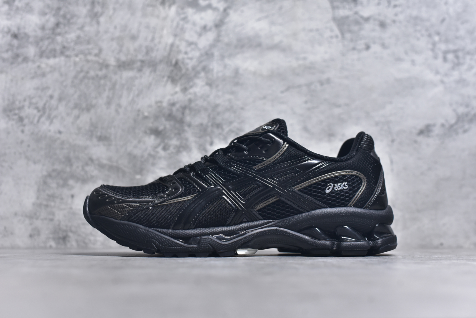 #ASICS Gel-Nimbus 10.1 亚瑟士雨云10.1代系列轻量缓震休闲运动跑步鞋 近年来，运动鞋市场迎来了一个新的设计潮流：通过融合艺术与技术，赋予运动鞋更多的时尚元素和创新设计。作为市场中的领导者之一，ASICS（亚瑟士）一向以其技术创新和卓越的鞋款设计著称。而另一个前卫的实验鞋类品牌EMPTY BEHAVIOR，以其非凡的创意和探索，尤其对未来主义和非传统材料的热情撞击，从业界中脱颖而出。两者的合作，以推出特别版的GEL-NIMBUS™ 10.1鞋款——主题为“EVEN MY SHOE IS ART”为标志，为运动鞋设计涉入一个全新的高度。尺码：36-46-选品中心