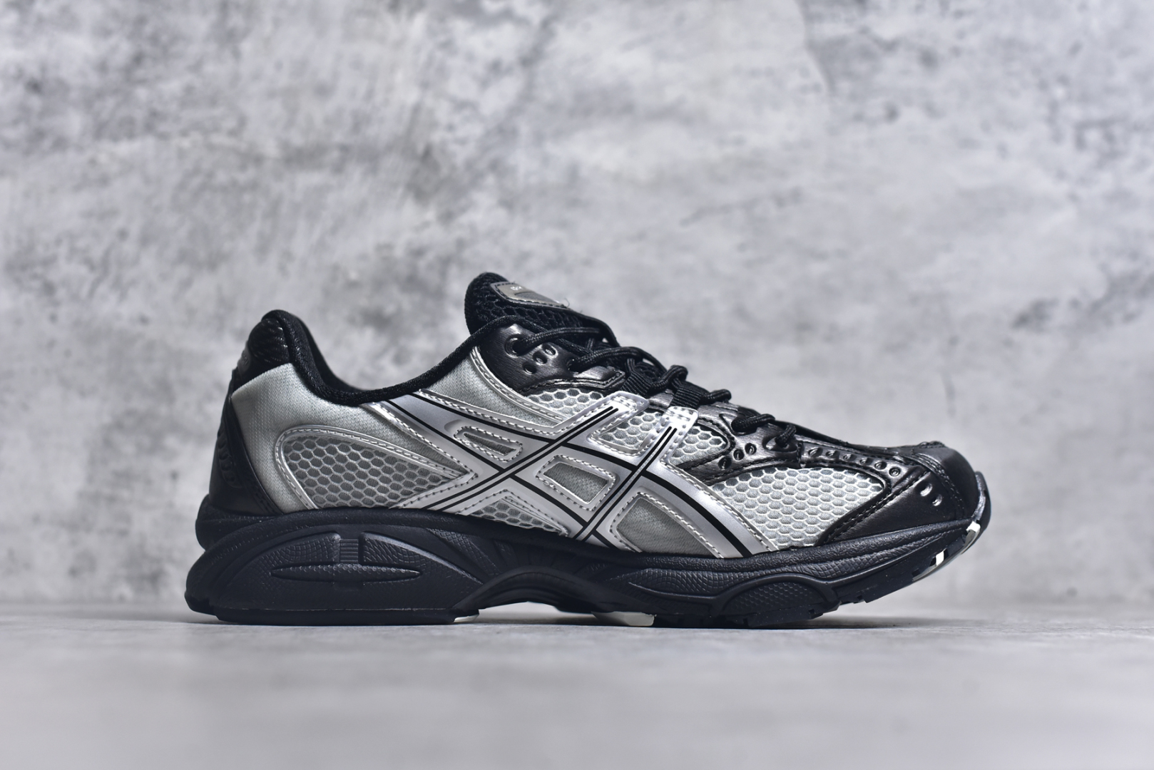 图片[3]-#ASICS Gel-Nimbus 10.1 亚瑟士雨云10.1代系列轻量缓震休闲运动跑步鞋 近年来，运动鞋市场迎来了一个新的设计潮流：通过融合艺术与技术，赋予运动鞋更多的时尚元素和创新设计。作为市场中的领导者之一，ASICS（亚瑟士）一向以其技术创新和卓越的鞋款设计著称。而另一个前卫的实验鞋类品牌EMPTY BEHAVIOR，以其非凡的创意和探索，尤其对未来主义和非传统材料的热情撞击，从业界中脱颖而出。两者的合作，以推出特别版的GEL-NIMBUS™ 10.1鞋款——主题为“EVEN MY SHOE IS ART”为标志，为运动鞋设计涉入一个全新的高度。尺码：36-46-选品中心