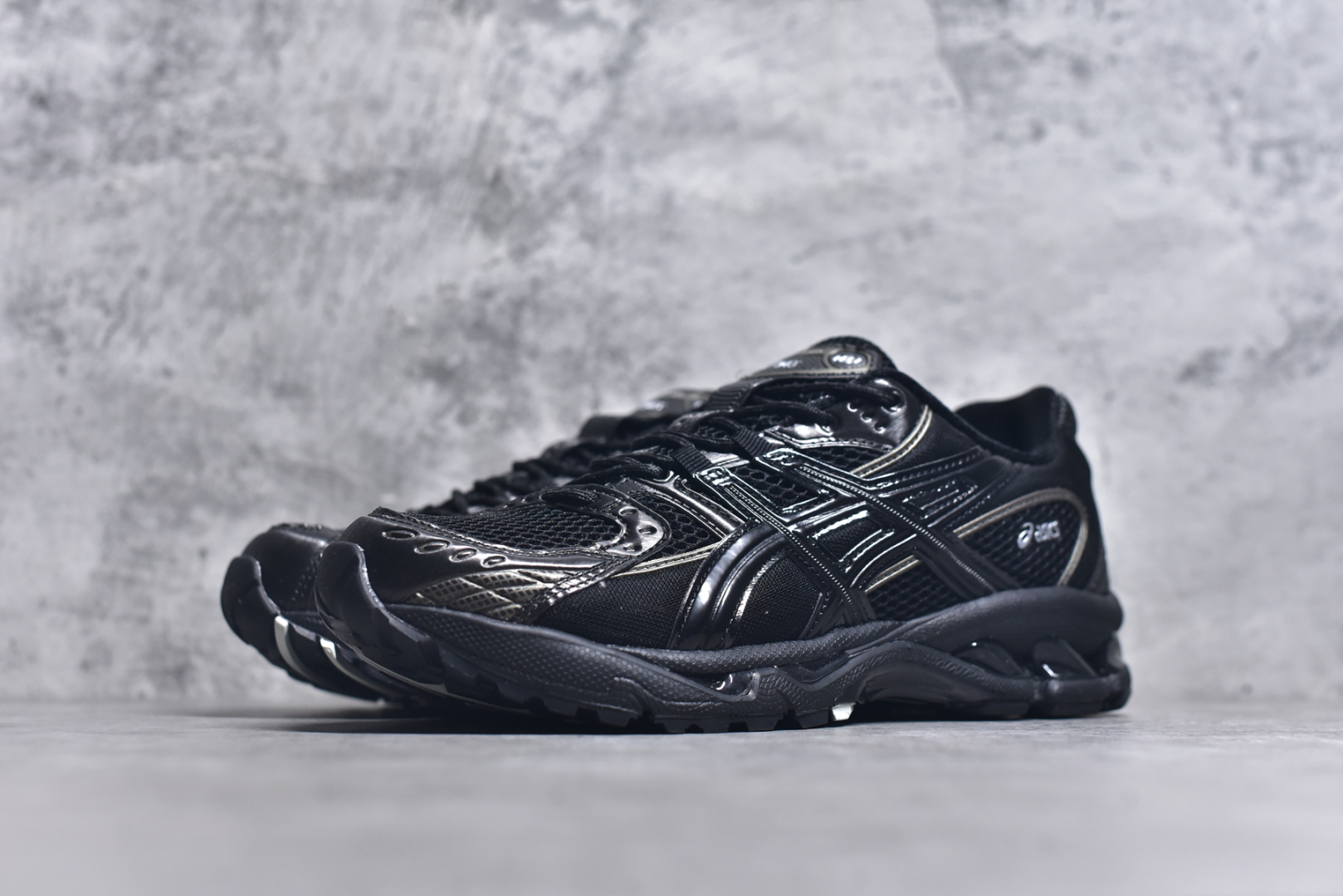 图片[2]-#ASICS Gel-Nimbus 10.1 亚瑟士雨云10.1代系列轻量缓震休闲运动跑步鞋 近年来，运动鞋市场迎来了一个新的设计潮流：通过融合艺术与技术，赋予运动鞋更多的时尚元素和创新设计。作为市场中的领导者之一，ASICS（亚瑟士）一向以其技术创新和卓越的鞋款设计著称。而另一个前卫的实验鞋类品牌EMPTY BEHAVIOR，以其非凡的创意和探索，尤其对未来主义和非传统材料的热情撞击，从业界中脱颖而出。两者的合作，以推出特别版的GEL-NIMBUS™ 10.1鞋款——主题为“EVEN MY SHOE IS ART”为标志，为运动鞋设计涉入一个全新的高度。尺码：36-46-选品中心