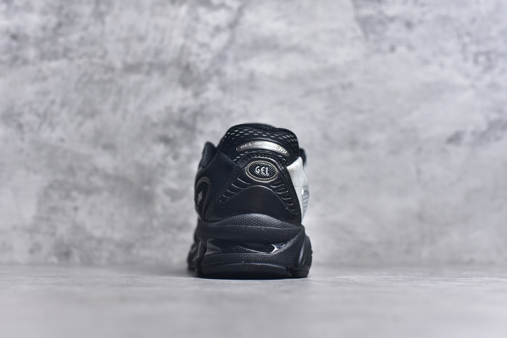 图片[5]-#ASICS Gel-Nimbus 10.1 亚瑟士雨云10.1代系列轻量缓震休闲运动跑步鞋 近年来，运动鞋市场迎来了一个新的设计潮流：通过融合艺术与技术，赋予运动鞋更多的时尚元素和创新设计。作为市场中的领导者之一，ASICS（亚瑟士）一向以其技术创新和卓越的鞋款设计著称。而另一个前卫的实验鞋类品牌EMPTY BEHAVIOR，以其非凡的创意和探索，尤其对未来主义和非传统材料的热情撞击，从业界中脱颖而出。两者的合作，以推出特别版的GEL-NIMBUS™ 10.1鞋款——主题为“EVEN MY SHOE IS ART”为标志，为运动鞋设计涉入一个全新的高度。尺码：36-46-选品中心