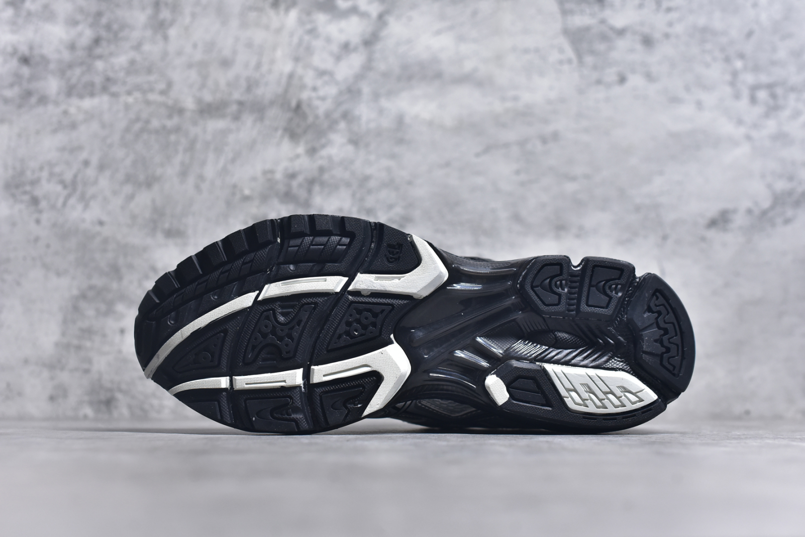 图片[6]-#ASICS Gel-Nimbus 10.1 亚瑟士雨云10.1代系列轻量缓震休闲运动跑步鞋 近年来，运动鞋市场迎来了一个新的设计潮流：通过融合艺术与技术，赋予运动鞋更多的时尚元素和创新设计。作为市场中的领导者之一，ASICS（亚瑟士）一向以其技术创新和卓越的鞋款设计著称。而另一个前卫的实验鞋类品牌EMPTY BEHAVIOR，以其非凡的创意和探索，尤其对未来主义和非传统材料的热情撞击，从业界中脱颖而出。两者的合作，以推出特别版的GEL-NIMBUS™ 10.1鞋款——主题为“EVEN MY SHOE IS ART”为标志，为运动鞋设计涉入一个全新的高度。尺码：36-46-选品中心
