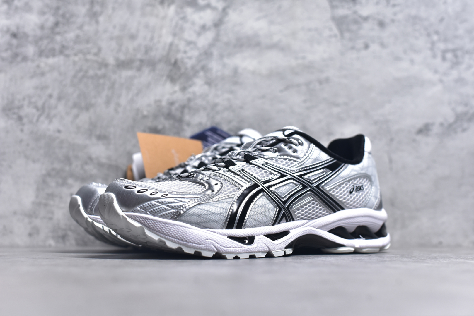 图片[2]-#ASICS Gel-Nimbus 10.1 亚瑟士雨云10.1代系列轻量缓震休闲运动跑步鞋 近年来，运动鞋市场迎来了一个新的设计潮流：通过融合艺术与技术，赋予运动鞋更多的时尚元素和创新设计。作为市场中的领导者之一，ASICS（亚瑟士）一向以其技术创新和卓越的鞋款设计著称。而另一个前卫的实验鞋类品牌EMPTY BEHAVIOR，以其非凡的创意和探索，尤其对未来主义和非传统材料的热情撞击，从业界中脱颖而出。两者的合作，以推出特别版的GEL-NIMBUS™ 10.1鞋款——主题为“EVEN MY SHOE IS ART”为标志，为运动鞋设计涉入一个全新的高度。尺码：36-46-选品中心