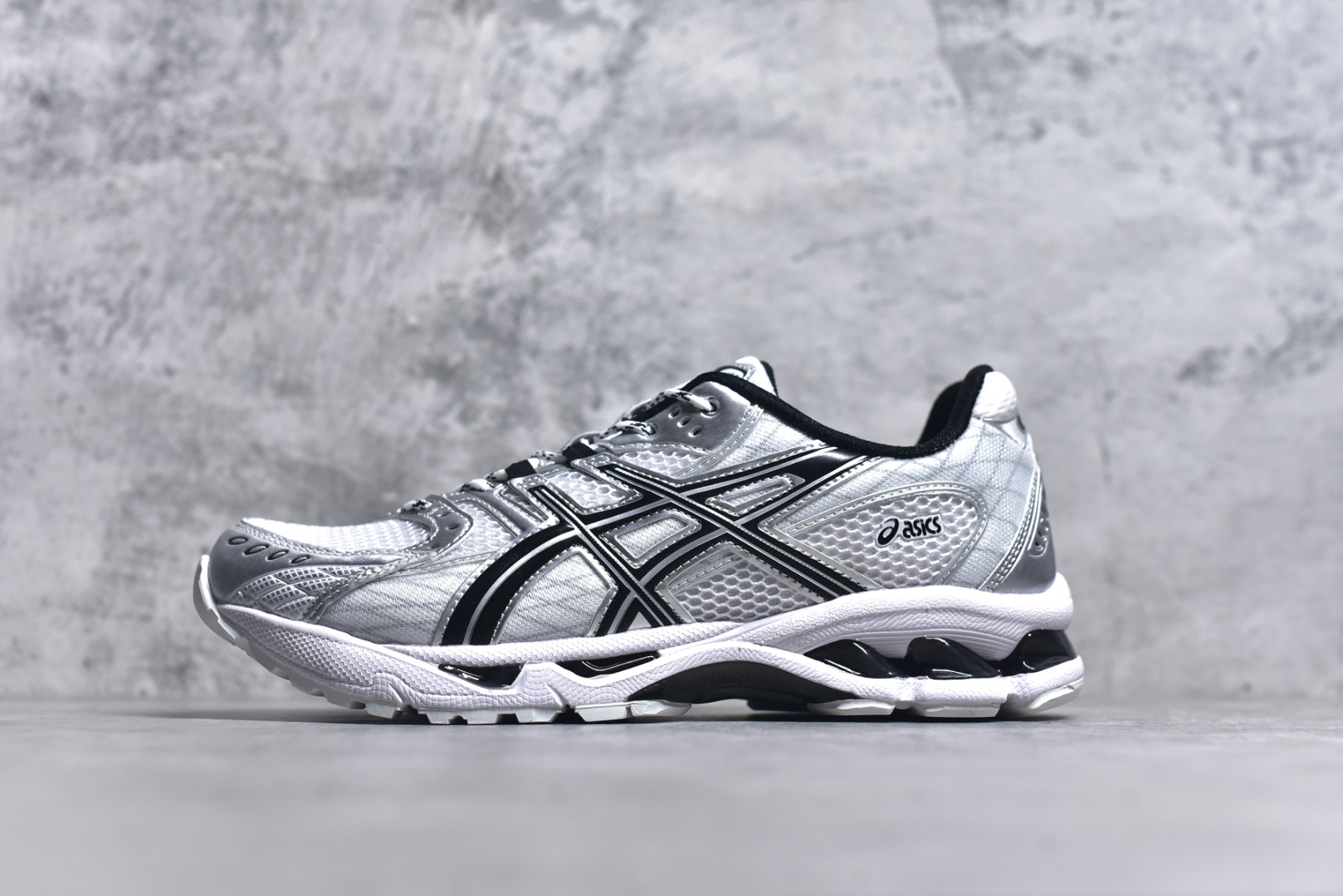 #ASICS Gel-Nimbus 10.1 亚瑟士雨云10.1代系列轻量缓震休闲运动跑步鞋 近年来，运动鞋市场迎来了一个新的设计潮流：通过融合艺术与技术，赋予运动鞋更多的时尚元素和创新设计。作为市场中的领导者之一，ASICS（亚瑟士）一向以其技术创新和卓越的鞋款设计著称。而另一个前卫的实验鞋类品牌EMPTY BEHAVIOR，以其非凡的创意和探索，尤其对未来主义和非传统材料的热情撞击，从业界中脱颖而出。两者的合作，以推出特别版的GEL-NIMBUS™ 10.1鞋款——主题为“EVEN MY SHOE IS ART”为标志，为运动鞋设计涉入一个全新的高度。尺码：36-46-选品中心