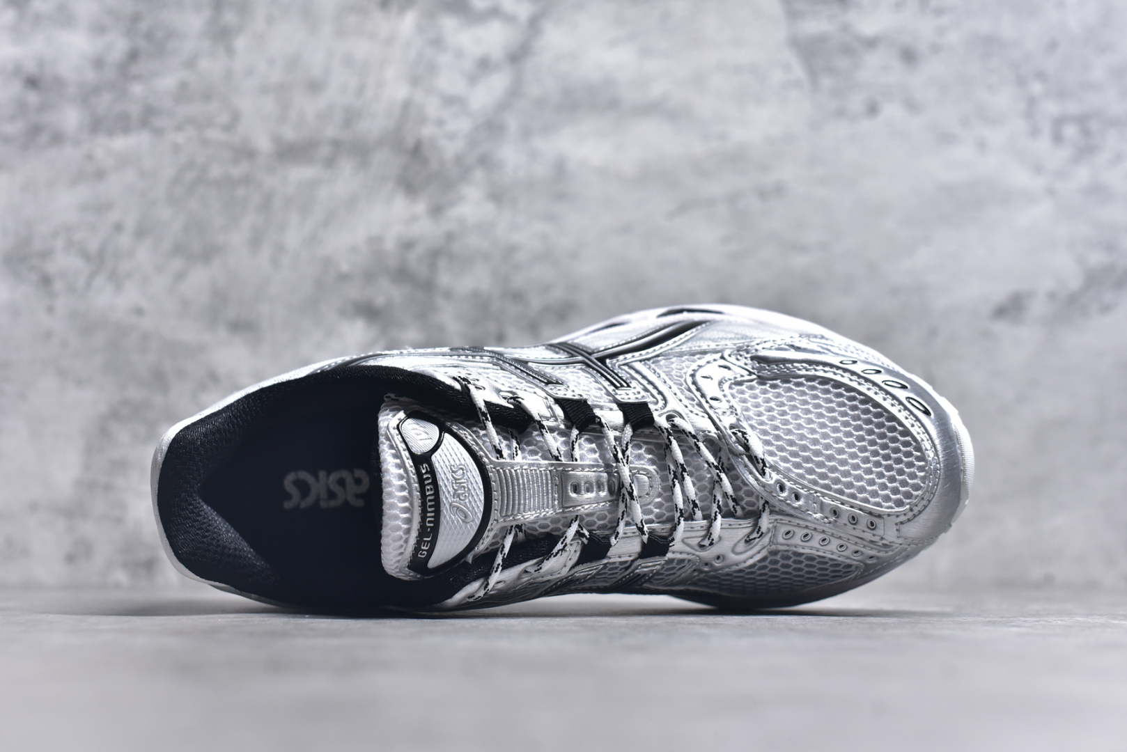 图片[4]-#ASICS Gel-Nimbus 10.1 亚瑟士雨云10.1代系列轻量缓震休闲运动跑步鞋 近年来，运动鞋市场迎来了一个新的设计潮流：通过融合艺术与技术，赋予运动鞋更多的时尚元素和创新设计。作为市场中的领导者之一，ASICS（亚瑟士）一向以其技术创新和卓越的鞋款设计著称。而另一个前卫的实验鞋类品牌EMPTY BEHAVIOR，以其非凡的创意和探索，尤其对未来主义和非传统材料的热情撞击，从业界中脱颖而出。两者的合作，以推出特别版的GEL-NIMBUS™ 10.1鞋款——主题为“EVEN MY SHOE IS ART”为标志，为运动鞋设计涉入一个全新的高度。尺码：36-46-选品中心