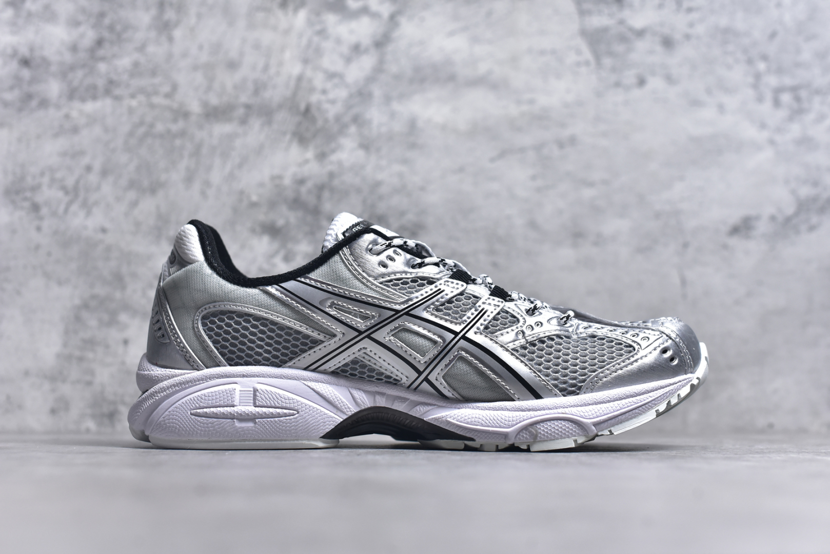 图片[3]-#ASICS Gel-Nimbus 10.1 亚瑟士雨云10.1代系列轻量缓震休闲运动跑步鞋 近年来，运动鞋市场迎来了一个新的设计潮流：通过融合艺术与技术，赋予运动鞋更多的时尚元素和创新设计。作为市场中的领导者之一，ASICS（亚瑟士）一向以其技术创新和卓越的鞋款设计著称。而另一个前卫的实验鞋类品牌EMPTY BEHAVIOR，以其非凡的创意和探索，尤其对未来主义和非传统材料的热情撞击，从业界中脱颖而出。两者的合作，以推出特别版的GEL-NIMBUS™ 10.1鞋款——主题为“EVEN MY SHOE IS ART”为标志，为运动鞋设计涉入一个全新的高度。尺码：36-46-选品中心
