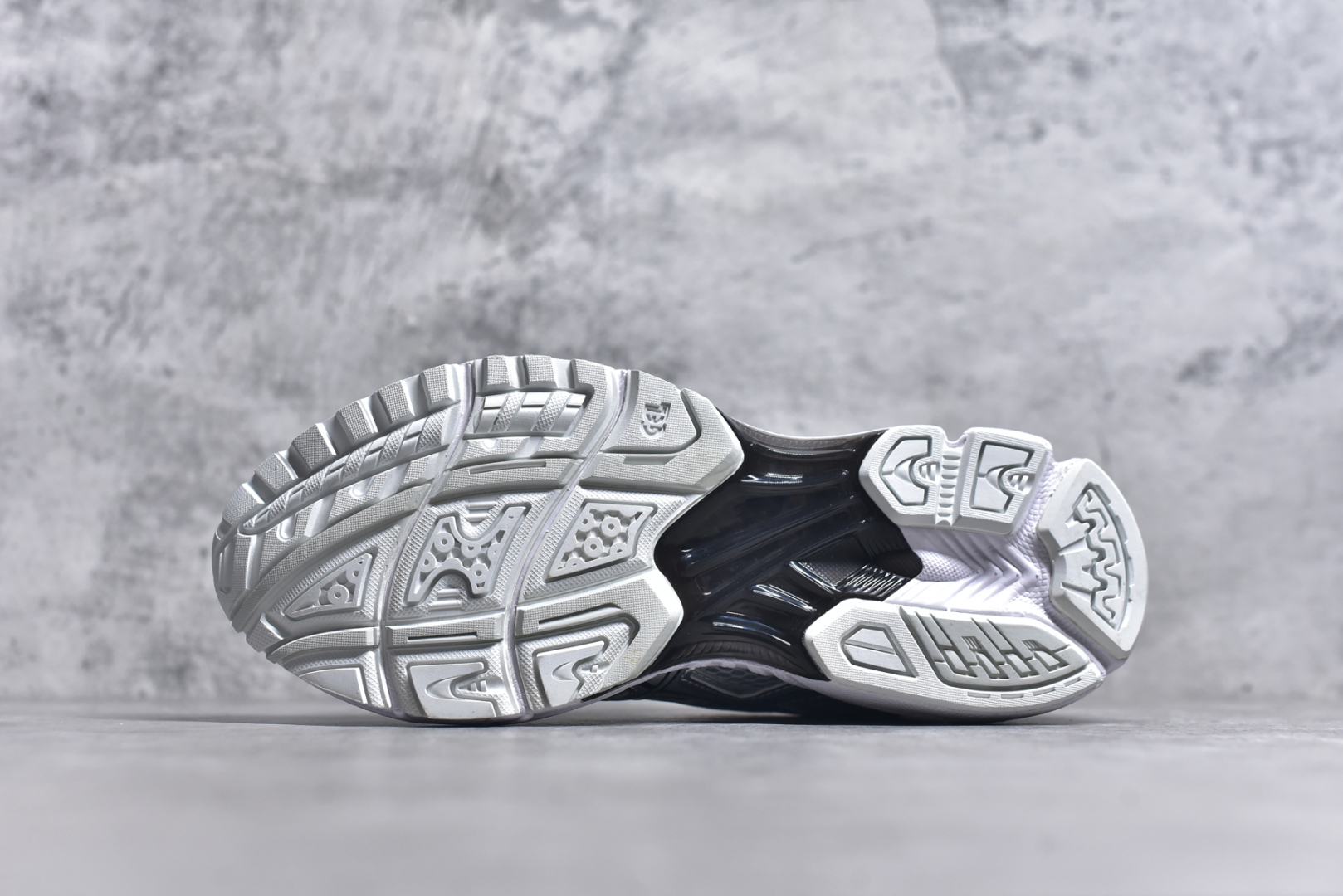 图片[6]-#ASICS Gel-Nimbus 10.1 亚瑟士雨云10.1代系列轻量缓震休闲运动跑步鞋 近年来，运动鞋市场迎来了一个新的设计潮流：通过融合艺术与技术，赋予运动鞋更多的时尚元素和创新设计。作为市场中的领导者之一，ASICS（亚瑟士）一向以其技术创新和卓越的鞋款设计著称。而另一个前卫的实验鞋类品牌EMPTY BEHAVIOR，以其非凡的创意和探索，尤其对未来主义和非传统材料的热情撞击，从业界中脱颖而出。两者的合作，以推出特别版的GEL-NIMBUS™ 10.1鞋款——主题为“EVEN MY SHOE IS ART”为标志，为运动鞋设计涉入一个全新的高度。尺码：36-46-选品中心