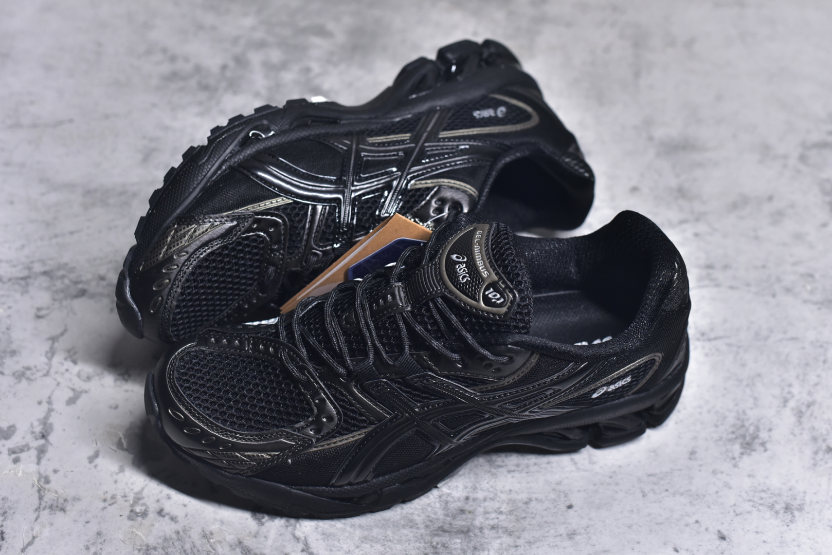 图片[7]-#ASICS Gel-Nimbus 10.1 亚瑟士雨云10.1代系列轻量缓震休闲运动跑步鞋 近年来，运动鞋市场迎来了一个新的设计潮流：通过融合艺术与技术，赋予运动鞋更多的时尚元素和创新设计。作为市场中的领导者之一，ASICS（亚瑟士）一向以其技术创新和卓越的鞋款设计著称。而另一个前卫的实验鞋类品牌EMPTY BEHAVIOR，以其非凡的创意和探索，尤其对未来主义和非传统材料的热情撞击，从业界中脱颖而出。两者的合作，以推出特别版的GEL-NIMBUS™ 10.1鞋款——主题为“EVEN MY SHOE IS ART”为标志，为运动鞋设计涉入一个全新的高度。尺码：36-46-选品中心