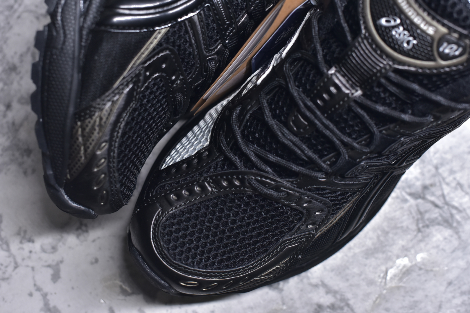 图片[8]-#ASICS Gel-Nimbus 10.1 亚瑟士雨云10.1代系列轻量缓震休闲运动跑步鞋 近年来，运动鞋市场迎来了一个新的设计潮流：通过融合艺术与技术，赋予运动鞋更多的时尚元素和创新设计。作为市场中的领导者之一，ASICS（亚瑟士）一向以其技术创新和卓越的鞋款设计著称。而另一个前卫的实验鞋类品牌EMPTY BEHAVIOR，以其非凡的创意和探索，尤其对未来主义和非传统材料的热情撞击，从业界中脱颖而出。两者的合作，以推出特别版的GEL-NIMBUS™ 10.1鞋款——主题为“EVEN MY SHOE IS ART”为标志，为运动鞋设计涉入一个全新的高度。尺码：36-46-选品中心