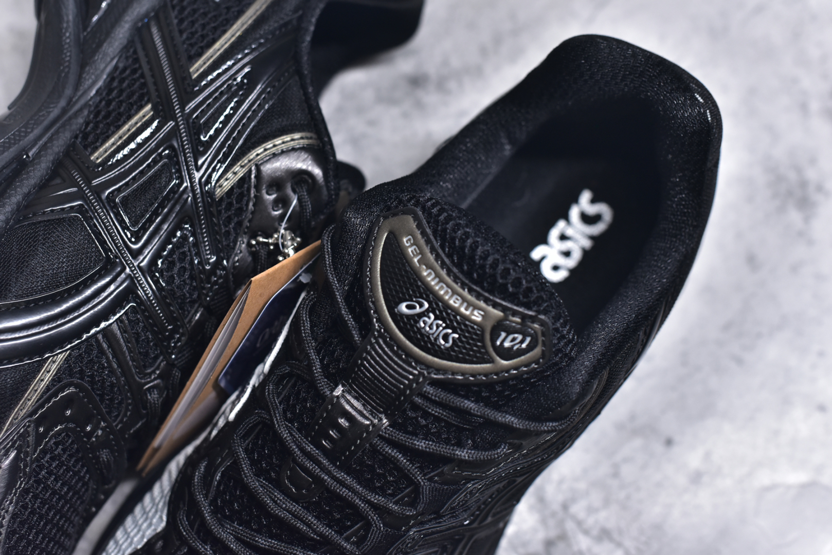 图片[9]-#ASICS Gel-Nimbus 10.1 亚瑟士雨云10.1代系列轻量缓震休闲运动跑步鞋 近年来，运动鞋市场迎来了一个新的设计潮流：通过融合艺术与技术，赋予运动鞋更多的时尚元素和创新设计。作为市场中的领导者之一，ASICS（亚瑟士）一向以其技术创新和卓越的鞋款设计著称。而另一个前卫的实验鞋类品牌EMPTY BEHAVIOR，以其非凡的创意和探索，尤其对未来主义和非传统材料的热情撞击，从业界中脱颖而出。两者的合作，以推出特别版的GEL-NIMBUS™ 10.1鞋款——主题为“EVEN MY SHOE IS ART”为标志，为运动鞋设计涉入一个全新的高度。尺码：36-46-选品中心