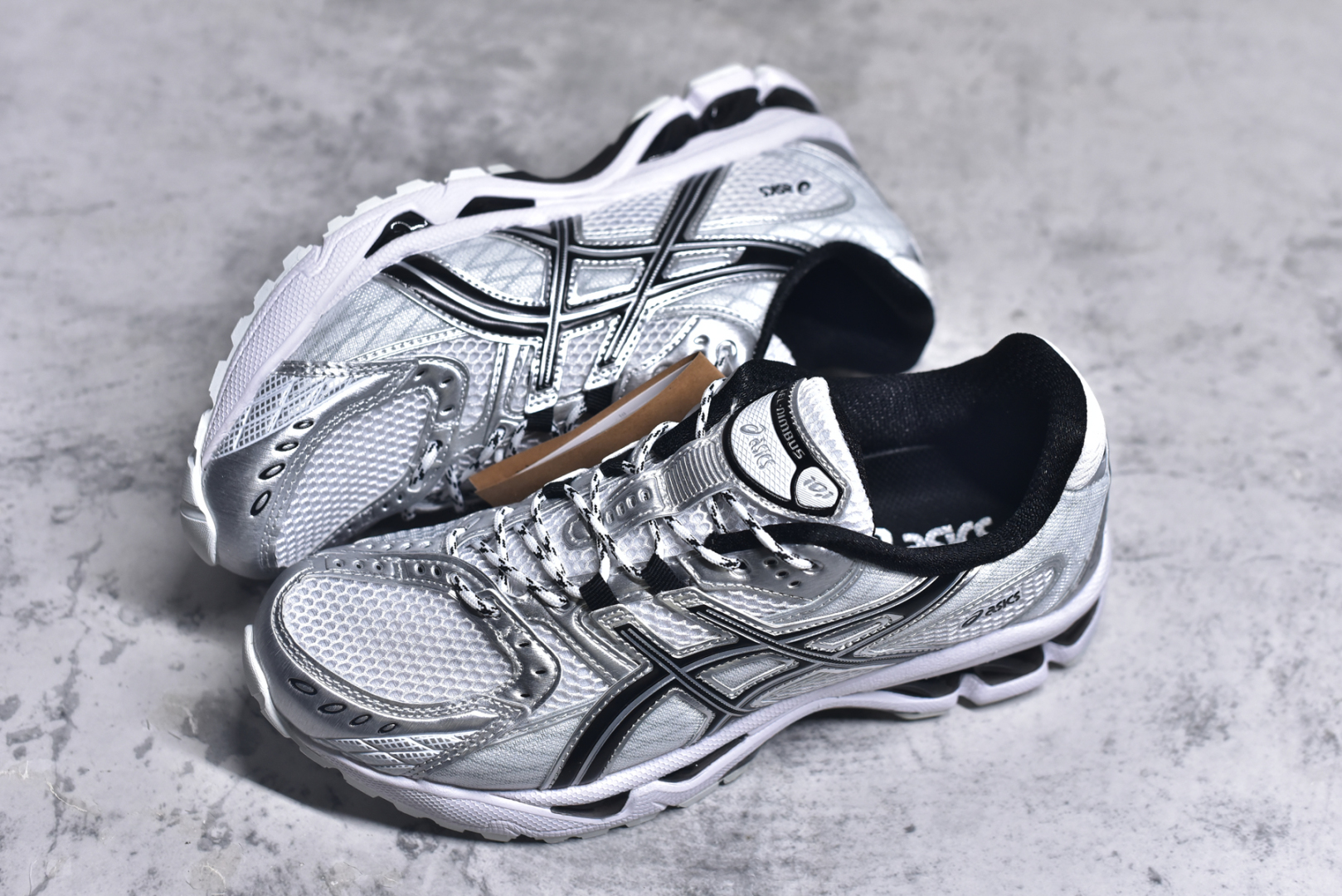 图片[7]-#ASICS Gel-Nimbus 10.1 亚瑟士雨云10.1代系列轻量缓震休闲运动跑步鞋 近年来，运动鞋市场迎来了一个新的设计潮流：通过融合艺术与技术，赋予运动鞋更多的时尚元素和创新设计。作为市场中的领导者之一，ASICS（亚瑟士）一向以其技术创新和卓越的鞋款设计著称。而另一个前卫的实验鞋类品牌EMPTY BEHAVIOR，以其非凡的创意和探索，尤其对未来主义和非传统材料的热情撞击，从业界中脱颖而出。两者的合作，以推出特别版的GEL-NIMBUS™ 10.1鞋款——主题为“EVEN MY SHOE IS ART”为标志，为运动鞋设计涉入一个全新的高度。尺码：36-46-选品中心
