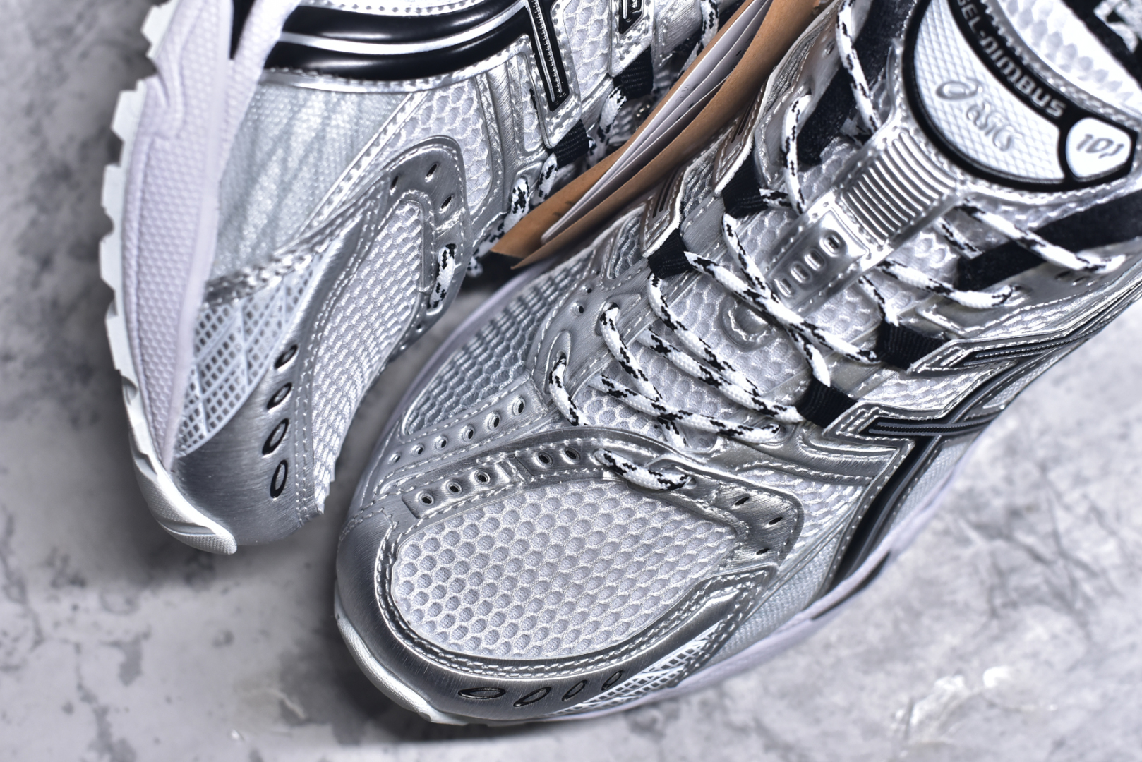图片[8]-#ASICS Gel-Nimbus 10.1 亚瑟士雨云10.1代系列轻量缓震休闲运动跑步鞋 近年来，运动鞋市场迎来了一个新的设计潮流：通过融合艺术与技术，赋予运动鞋更多的时尚元素和创新设计。作为市场中的领导者之一，ASICS（亚瑟士）一向以其技术创新和卓越的鞋款设计著称。而另一个前卫的实验鞋类品牌EMPTY BEHAVIOR，以其非凡的创意和探索，尤其对未来主义和非传统材料的热情撞击，从业界中脱颖而出。两者的合作，以推出特别版的GEL-NIMBUS™ 10.1鞋款——主题为“EVEN MY SHOE IS ART”为标志，为运动鞋设计涉入一个全新的高度。尺码：36-46-选品中心