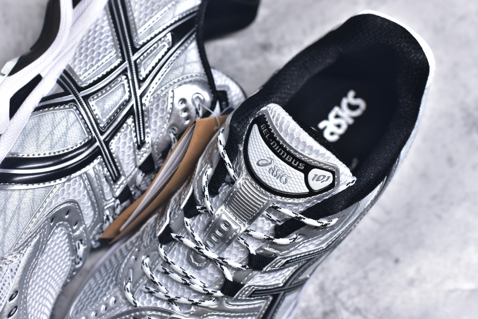 图片[9]-#ASICS Gel-Nimbus 10.1 亚瑟士雨云10.1代系列轻量缓震休闲运动跑步鞋 近年来，运动鞋市场迎来了一个新的设计潮流：通过融合艺术与技术，赋予运动鞋更多的时尚元素和创新设计。作为市场中的领导者之一，ASICS（亚瑟士）一向以其技术创新和卓越的鞋款设计著称。而另一个前卫的实验鞋类品牌EMPTY BEHAVIOR，以其非凡的创意和探索，尤其对未来主义和非传统材料的热情撞击，从业界中脱颖而出。两者的合作，以推出特别版的GEL-NIMBUS™ 10.1鞋款——主题为“EVEN MY SHOE IS ART”为标志，为运动鞋设计涉入一个全新的高度。尺码：36-46-选品中心