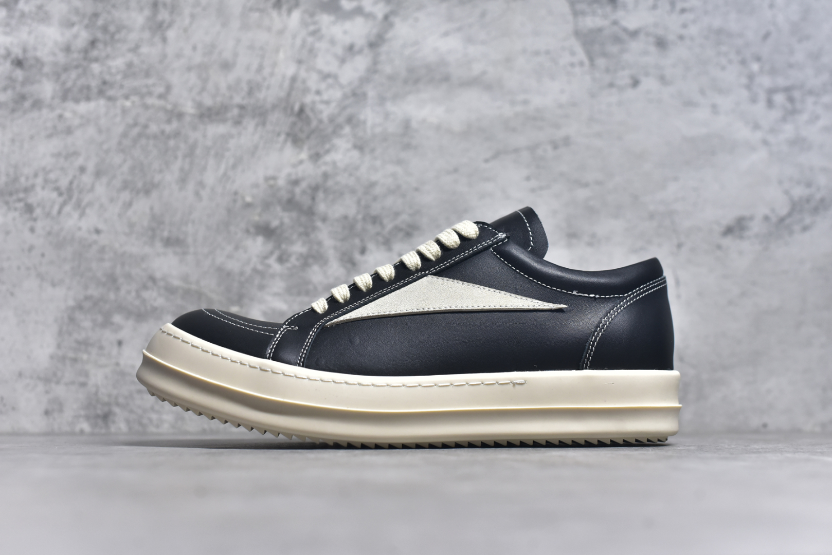 #Rick Owens Vintage Low-Top Sneakers\”Black/Pearl Milk\” RO低帮系列暗黑高街经典增高休闲运动厚底板鞋“皮革黑浅灰侵权款”RU02B2897 LPOLVS 价格劲爆 品质耐打 鞋型细节品质完美，电脑针车 间距完美还原！ 顶级头层皮料，质感无敌无色差，奢侈品的触感！ 尺码：38 39 40 41 42 43 44 45-选品中心