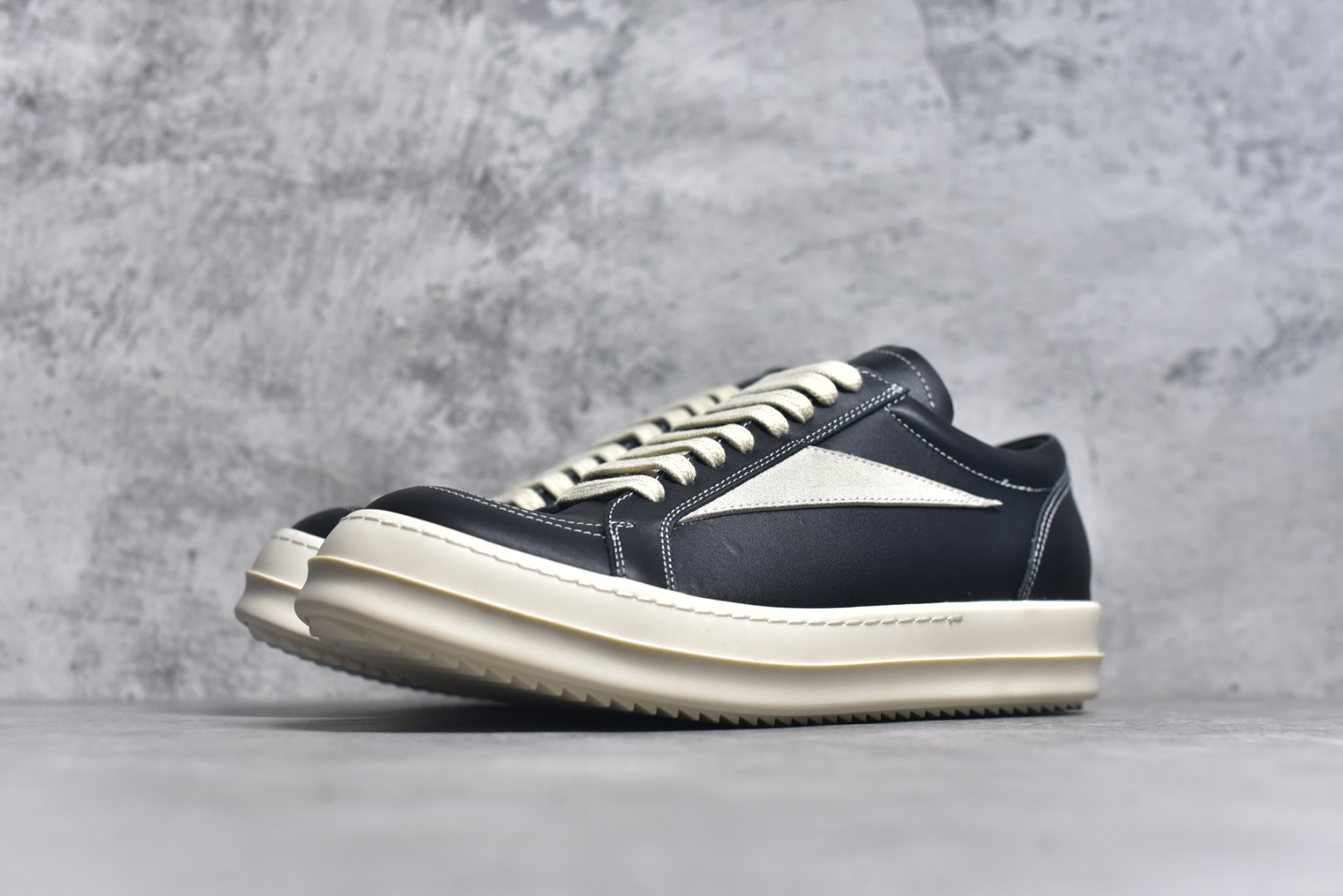 图片[2]-#Rick Owens Vintage Low-Top Sneakers\”Black/Pearl Milk\” RO低帮系列暗黑高街经典增高休闲运动厚底板鞋“皮革黑浅灰侵权款”RU02B2897 LPOLVS 价格劲爆 品质耐打 鞋型细节品质完美，电脑针车 间距完美还原！ 顶级头层皮料，质感无敌无色差，奢侈品的触感！ 尺码：38 39 40 41 42 43 44 45-选品中心