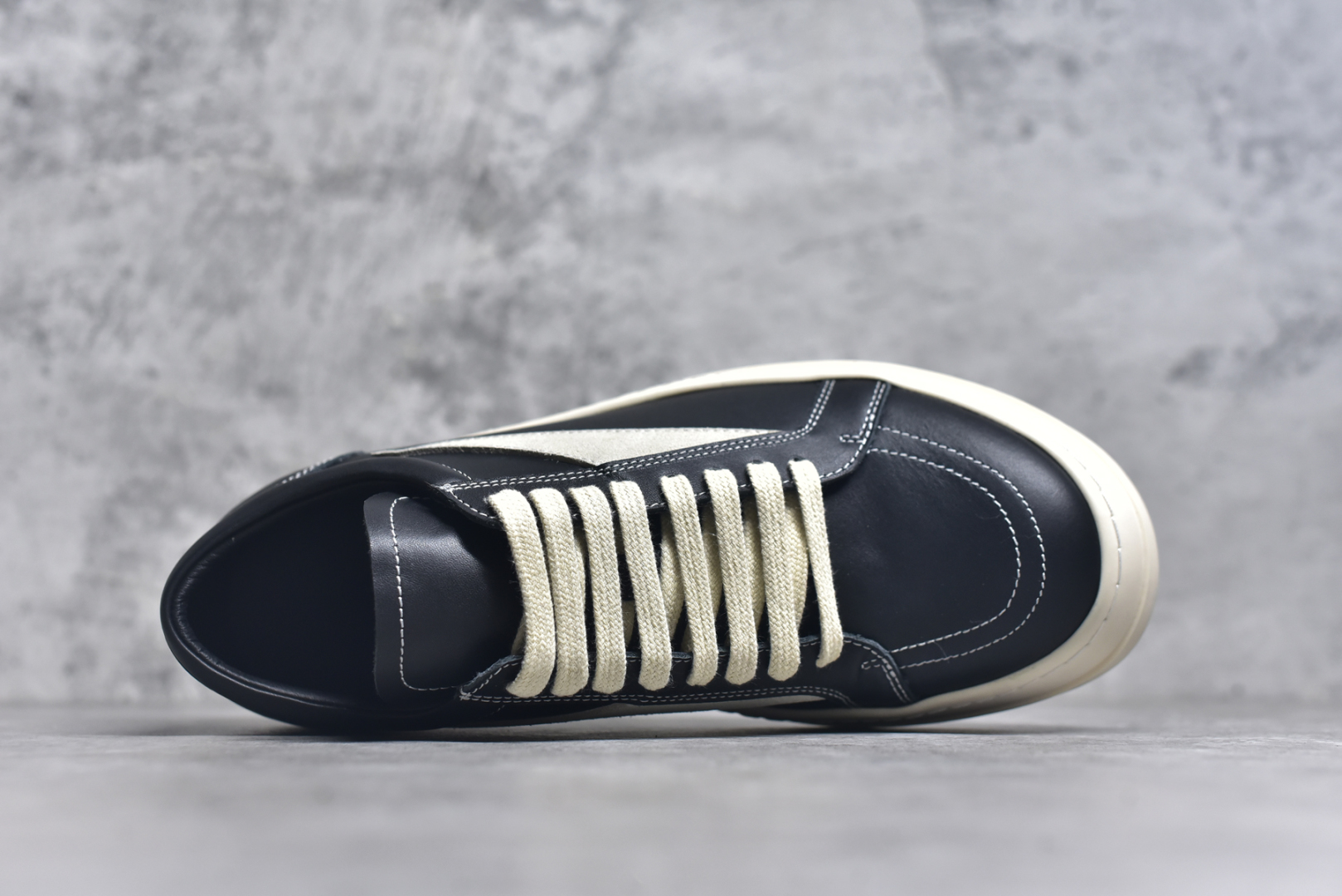 图片[4]-#Rick Owens Vintage Low-Top Sneakers\”Black/Pearl Milk\” RO低帮系列暗黑高街经典增高休闲运动厚底板鞋“皮革黑浅灰侵权款”RU02B2897 LPOLVS 价格劲爆 品质耐打 鞋型细节品质完美，电脑针车 间距完美还原！ 顶级头层皮料，质感无敌无色差，奢侈品的触感！ 尺码：38 39 40 41 42 43 44 45-选品中心
