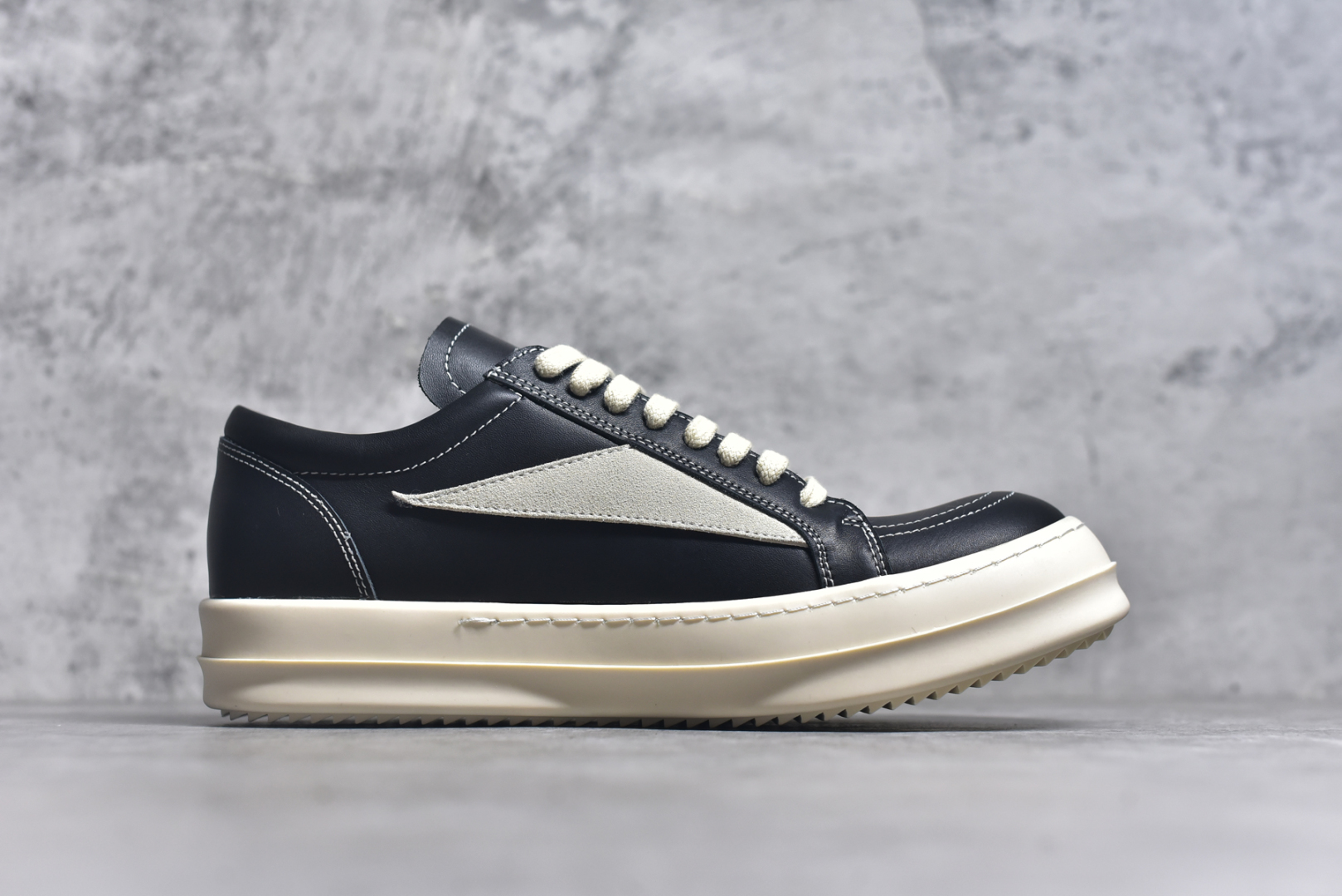 图片[3]-#Rick Owens Vintage Low-Top Sneakers\”Black/Pearl Milk\” RO低帮系列暗黑高街经典增高休闲运动厚底板鞋“皮革黑浅灰侵权款”RU02B2897 LPOLVS 价格劲爆 品质耐打 鞋型细节品质完美，电脑针车 间距完美还原！ 顶级头层皮料，质感无敌无色差，奢侈品的触感！ 尺码：38 39 40 41 42 43 44 45-选品中心