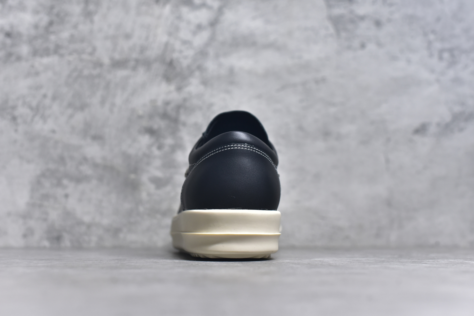 图片[5]-#Rick Owens Vintage Low-Top Sneakers\”Black/Pearl Milk\” RO低帮系列暗黑高街经典增高休闲运动厚底板鞋“皮革黑浅灰侵权款”RU02B2897 LPOLVS 价格劲爆 品质耐打 鞋型细节品质完美，电脑针车 间距完美还原！ 顶级头层皮料，质感无敌无色差，奢侈品的触感！ 尺码：38 39 40 41 42 43 44 45-选品中心
