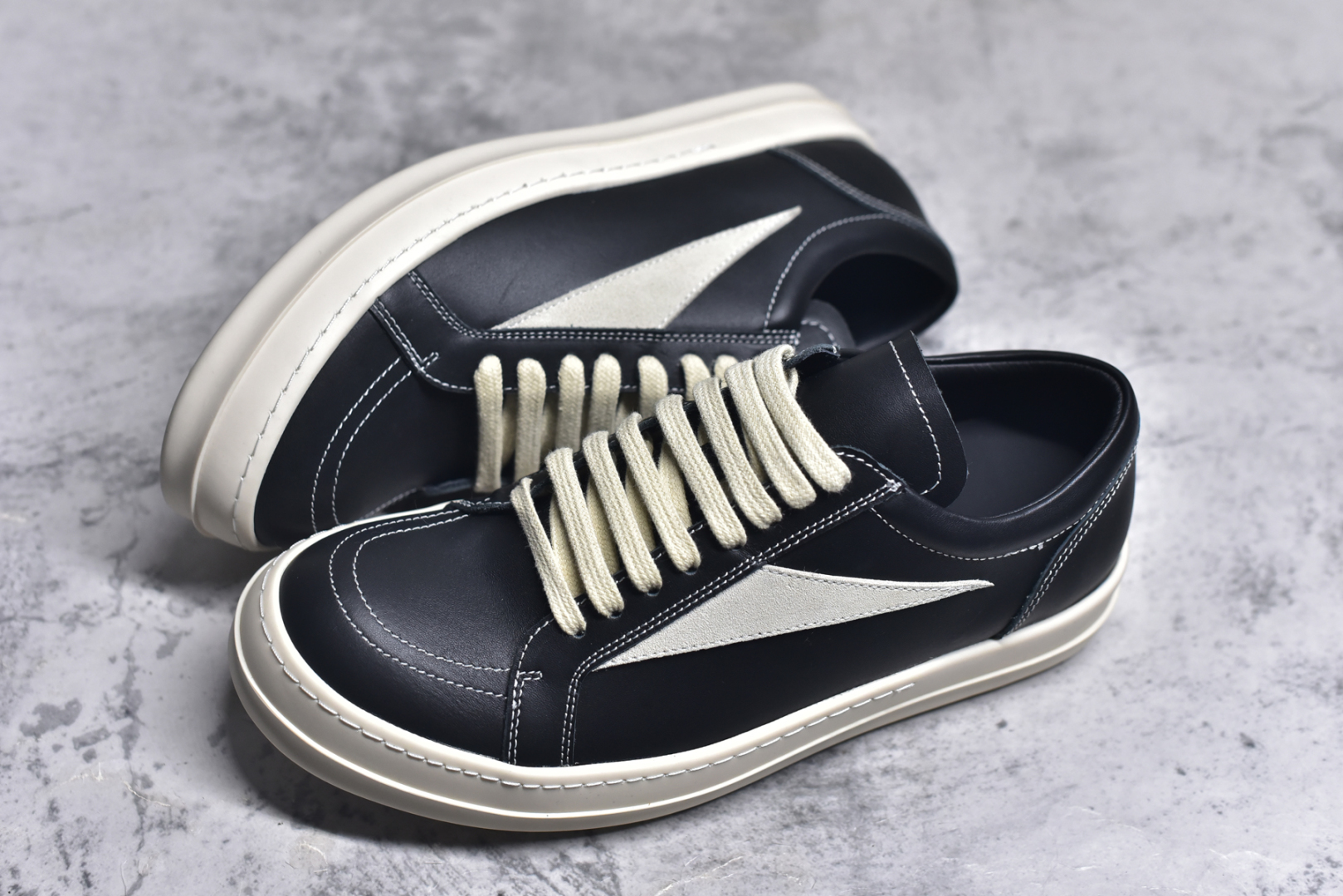 图片[7]-#Rick Owens Vintage Low-Top Sneakers\”Black/Pearl Milk\” RO低帮系列暗黑高街经典增高休闲运动厚底板鞋“皮革黑浅灰侵权款”RU02B2897 LPOLVS 价格劲爆 品质耐打 鞋型细节品质完美，电脑针车 间距完美还原！ 顶级头层皮料，质感无敌无色差，奢侈品的触感！ 尺码：38 39 40 41 42 43 44 45-选品中心