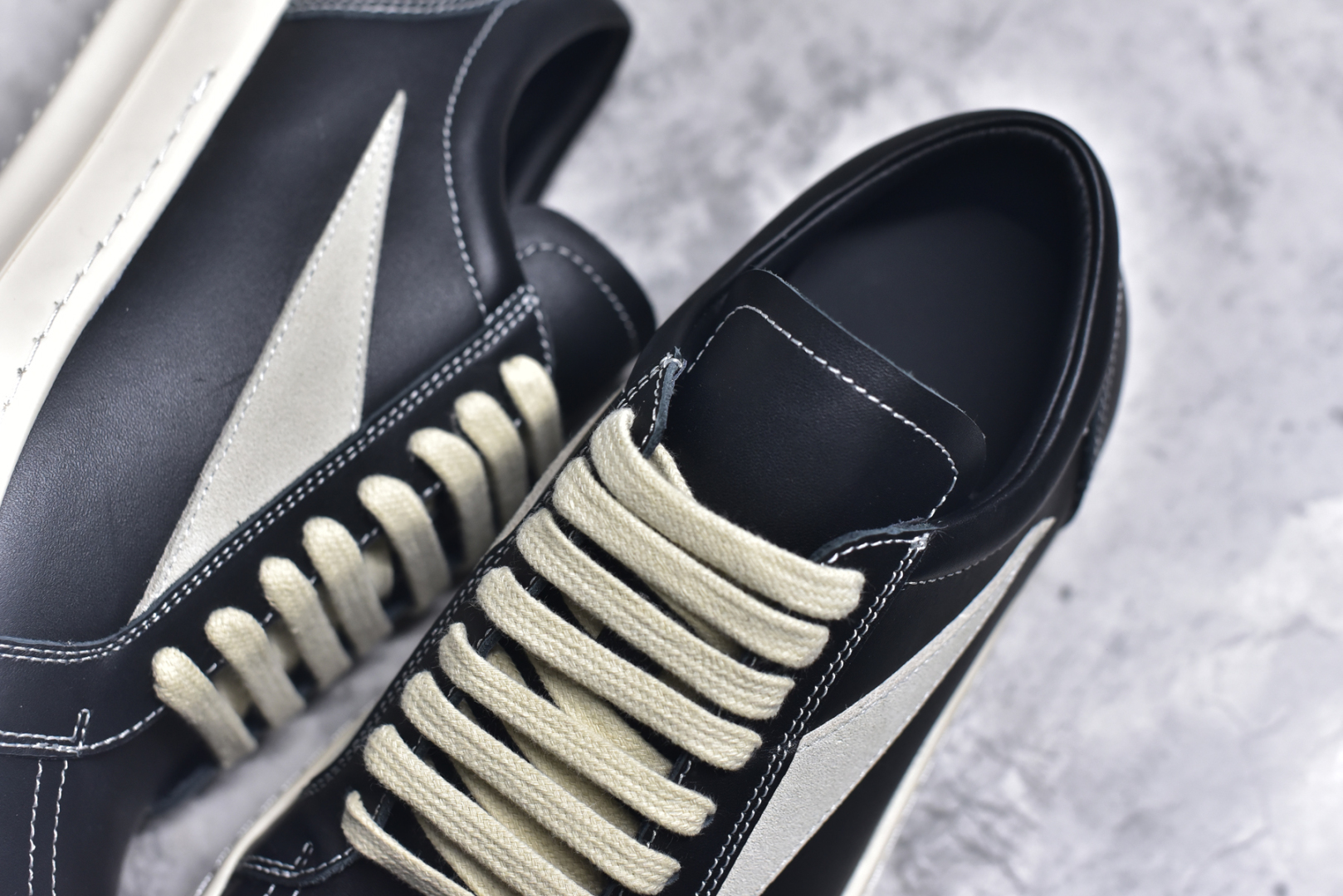 图片[9]-#Rick Owens Vintage Low-Top Sneakers\”Black/Pearl Milk\” RO低帮系列暗黑高街经典增高休闲运动厚底板鞋“皮革黑浅灰侵权款”RU02B2897 LPOLVS 价格劲爆 品质耐打 鞋型细节品质完美，电脑针车 间距完美还原！ 顶级头层皮料，质感无敌无色差，奢侈品的触感！ 尺码：38 39 40 41 42 43 44 45-选品中心