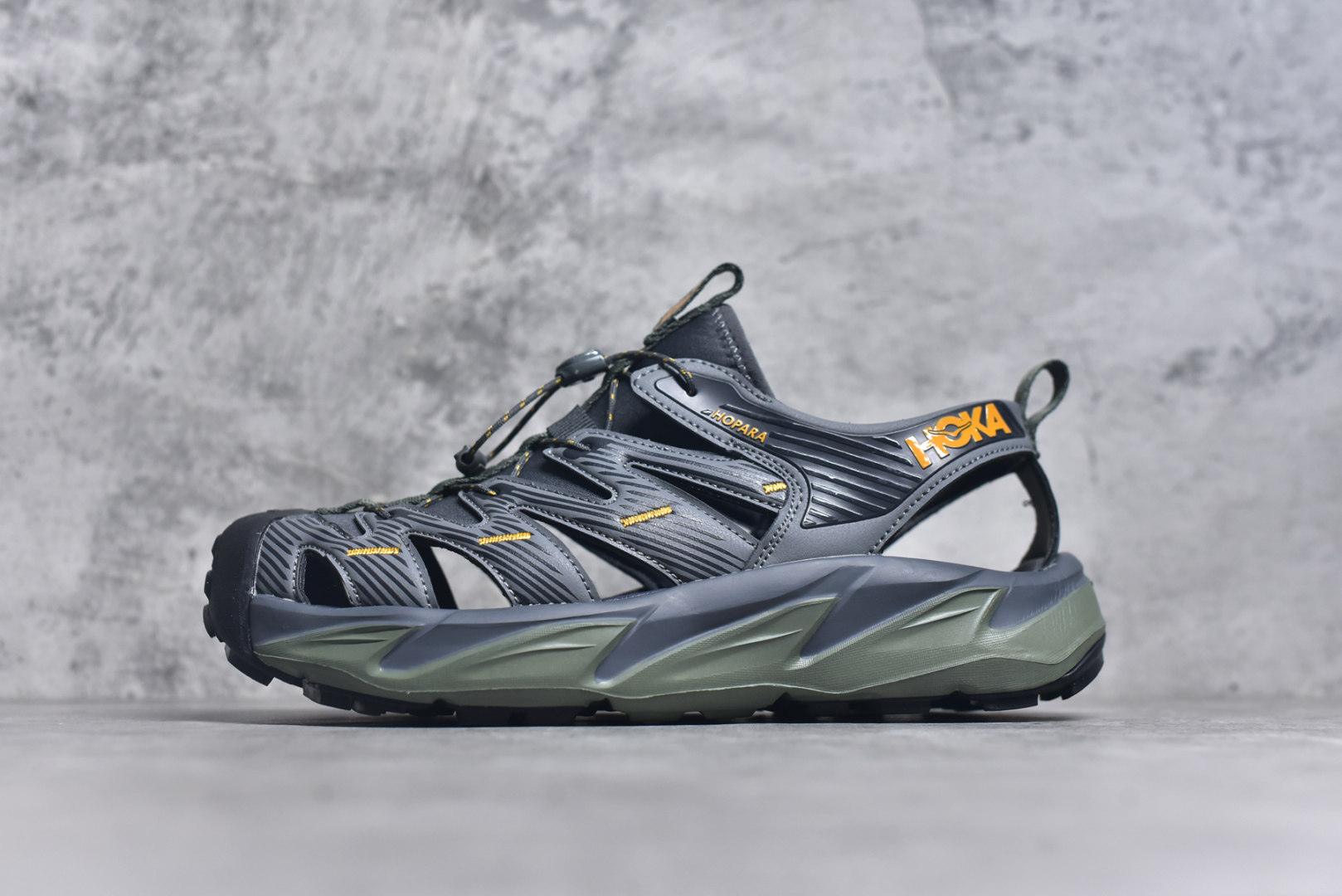 #HOKA One One Hopara Sandals 霍帕拉系列水路两用溯溪涉水休闲户外露营凉鞋 作为先锋品牌的 HOKA ONE ONE总是以独特的方式 HOPA RA是一款溯溪鞋 又名排水鞋 可长期用于涉水和溯溪 保护脚底和脚趾的安全和舒适 鞋面材料速干 透气 耐磨 鞋底防滑 耐磨 抓地能力强 出于安全考虑 设计要求较高 涉水溯溪过程中 水 泥沙 可以直接从鞋内大孔排出 细纹鞋底使在岩石上抓地能力强 避免打滑 而上路后 鞋面具有快干透气等优点 尺码：36 36.5 37.5 38 39 40 40.5 41 42 42.5 43 44 45-选品中心