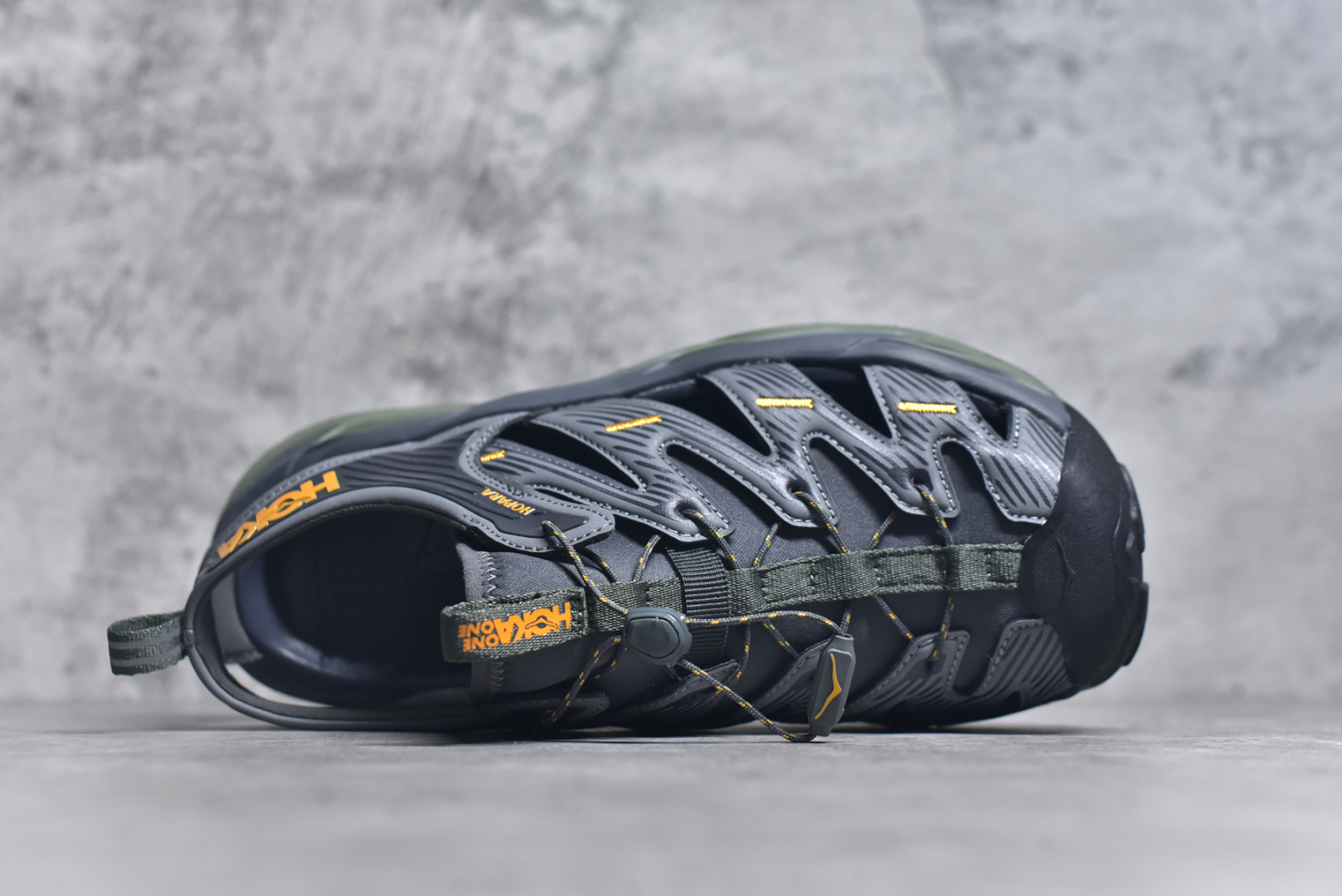 图片[4]-#HOKA One One Hopara Sandals 霍帕拉系列水路两用溯溪涉水休闲户外露营凉鞋 作为先锋品牌的 HOKA ONE ONE总是以独特的方式 HOPA RA是一款溯溪鞋 又名排水鞋 可长期用于涉水和溯溪 保护脚底和脚趾的安全和舒适 鞋面材料速干 透气 耐磨 鞋底防滑 耐磨 抓地能力强 出于安全考虑 设计要求较高 涉水溯溪过程中 水 泥沙 可以直接从鞋内大孔排出 细纹鞋底使在岩石上抓地能力强 避免打滑 而上路后 鞋面具有快干透气等优点 尺码：36 36.5 37.5 38 39 40 40.5 41 42 42.5 43 44 45-选品中心