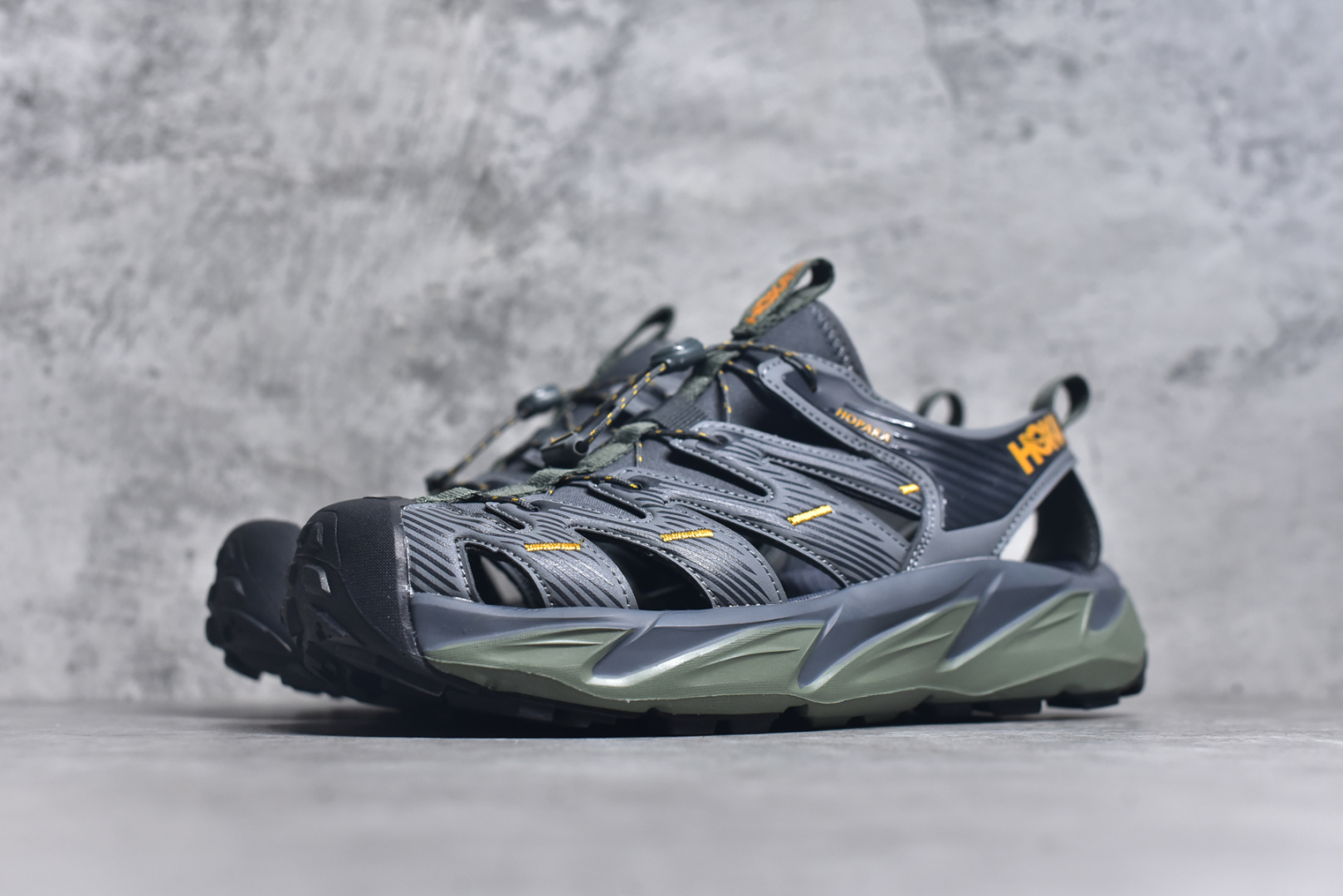 图片[2]-#HOKA One One Hopara Sandals 霍帕拉系列水路两用溯溪涉水休闲户外露营凉鞋 作为先锋品牌的 HOKA ONE ONE总是以独特的方式 HOPA RA是一款溯溪鞋 又名排水鞋 可长期用于涉水和溯溪 保护脚底和脚趾的安全和舒适 鞋面材料速干 透气 耐磨 鞋底防滑 耐磨 抓地能力强 出于安全考虑 设计要求较高 涉水溯溪过程中 水 泥沙 可以直接从鞋内大孔排出 细纹鞋底使在岩石上抓地能力强 避免打滑 而上路后 鞋面具有快干透气等优点 尺码：36 36.5 37.5 38 39 40 40.5 41 42 42.5 43 44 45-选品中心