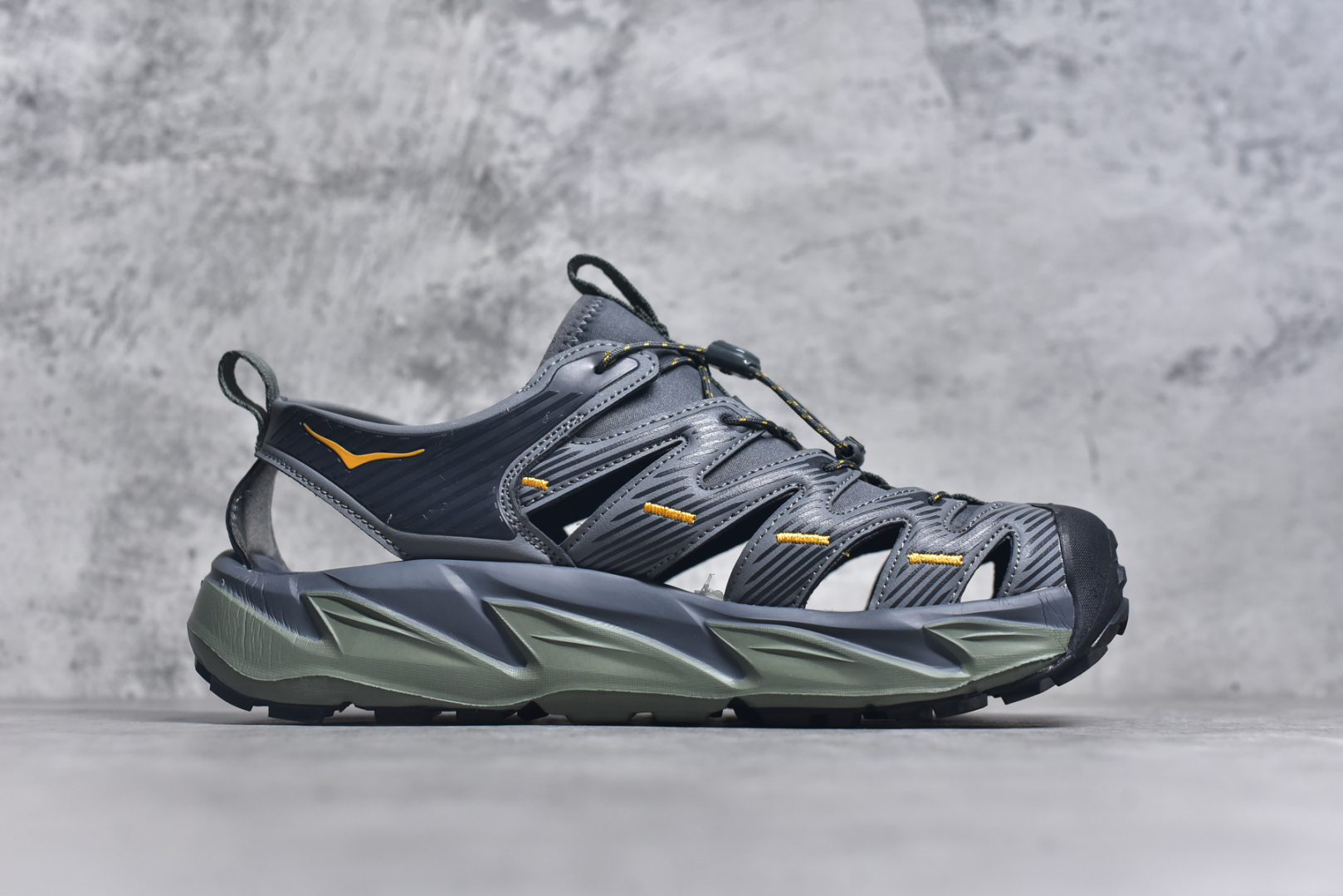 图片[3]-#HOKA One One Hopara Sandals 霍帕拉系列水路两用溯溪涉水休闲户外露营凉鞋 作为先锋品牌的 HOKA ONE ONE总是以独特的方式 HOPA RA是一款溯溪鞋 又名排水鞋 可长期用于涉水和溯溪 保护脚底和脚趾的安全和舒适 鞋面材料速干 透气 耐磨 鞋底防滑 耐磨 抓地能力强 出于安全考虑 设计要求较高 涉水溯溪过程中 水 泥沙 可以直接从鞋内大孔排出 细纹鞋底使在岩石上抓地能力强 避免打滑 而上路后 鞋面具有快干透气等优点 尺码：36 36.5 37.5 38 39 40 40.5 41 42 42.5 43 44 45-选品中心