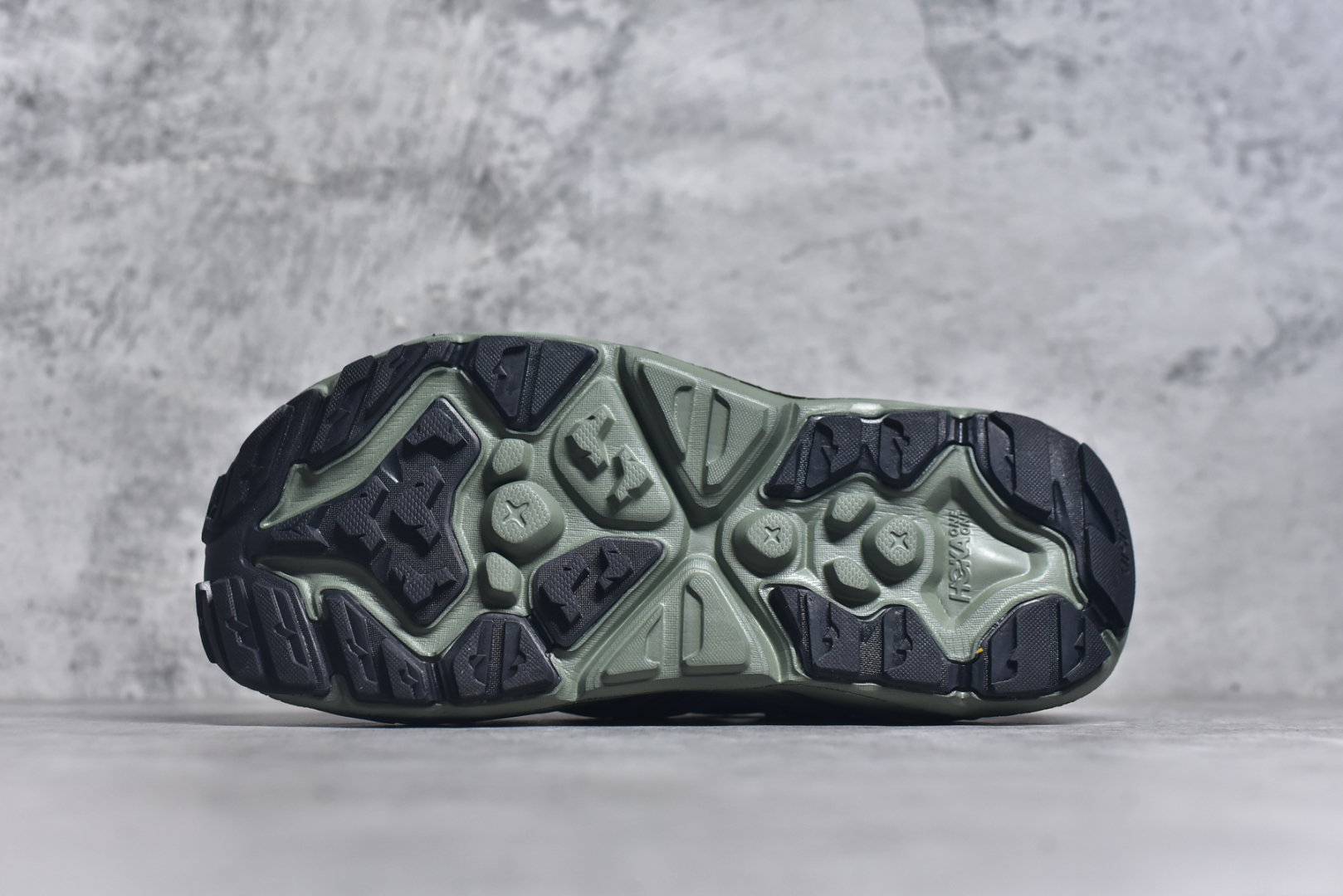图片[6]-#HOKA One One Hopara Sandals 霍帕拉系列水路两用溯溪涉水休闲户外露营凉鞋 作为先锋品牌的 HOKA ONE ONE总是以独特的方式 HOPA RA是一款溯溪鞋 又名排水鞋 可长期用于涉水和溯溪 保护脚底和脚趾的安全和舒适 鞋面材料速干 透气 耐磨 鞋底防滑 耐磨 抓地能力强 出于安全考虑 设计要求较高 涉水溯溪过程中 水 泥沙 可以直接从鞋内大孔排出 细纹鞋底使在岩石上抓地能力强 避免打滑 而上路后 鞋面具有快干透气等优点 尺码：36 36.5 37.5 38 39 40 40.5 41 42 42.5 43 44 45-选品中心