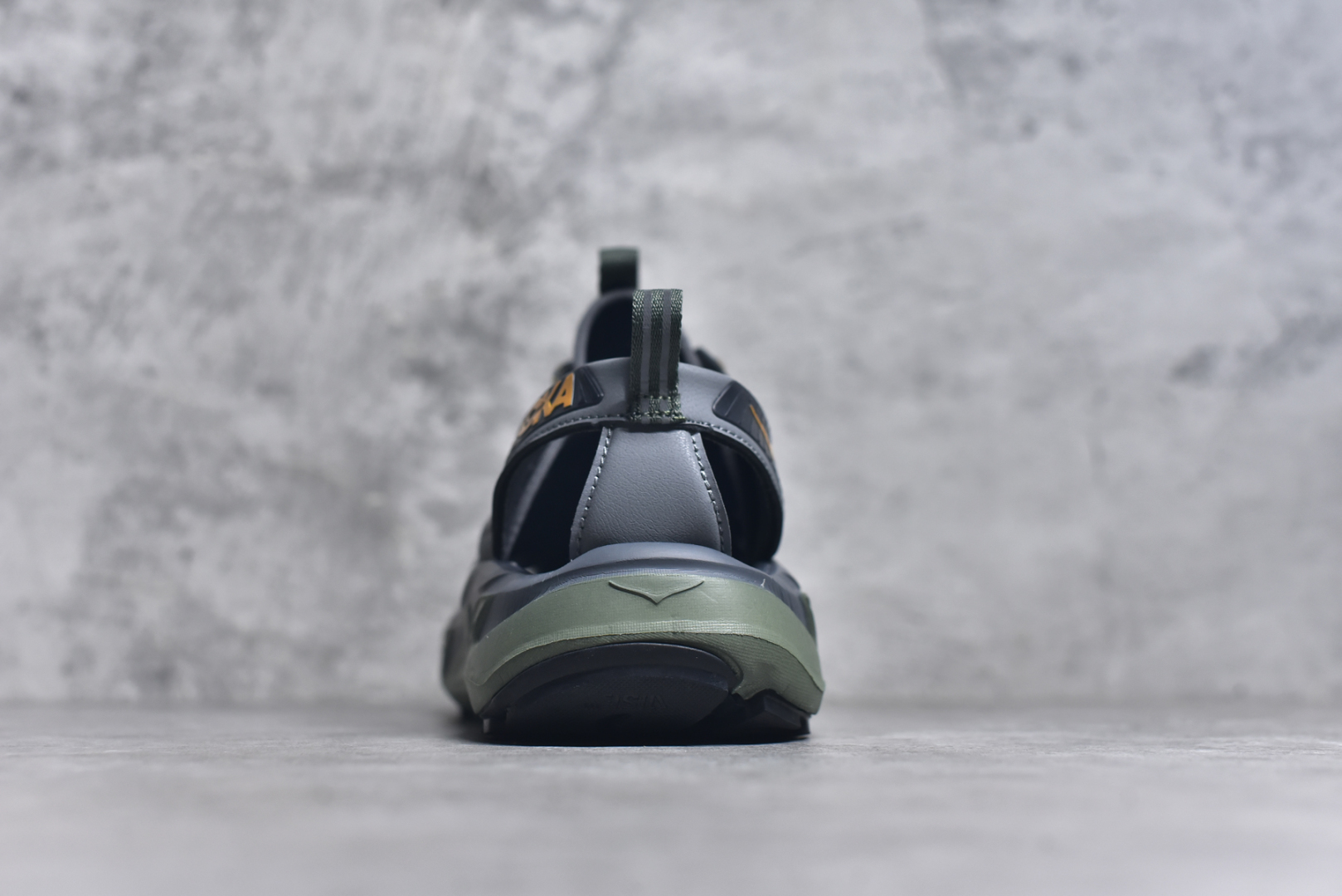 图片[5]-#HOKA One One Hopara Sandals 霍帕拉系列水路两用溯溪涉水休闲户外露营凉鞋 作为先锋品牌的 HOKA ONE ONE总是以独特的方式 HOPA RA是一款溯溪鞋 又名排水鞋 可长期用于涉水和溯溪 保护脚底和脚趾的安全和舒适 鞋面材料速干 透气 耐磨 鞋底防滑 耐磨 抓地能力强 出于安全考虑 设计要求较高 涉水溯溪过程中 水 泥沙 可以直接从鞋内大孔排出 细纹鞋底使在岩石上抓地能力强 避免打滑 而上路后 鞋面具有快干透气等优点 尺码：36 36.5 37.5 38 39 40 40.5 41 42 42.5 43 44 45-选品中心