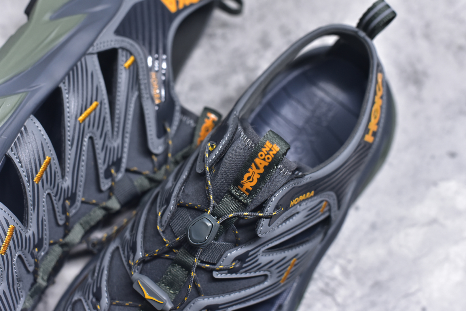 图片[9]-#HOKA One One Hopara Sandals 霍帕拉系列水路两用溯溪涉水休闲户外露营凉鞋 作为先锋品牌的 HOKA ONE ONE总是以独特的方式 HOPA RA是一款溯溪鞋 又名排水鞋 可长期用于涉水和溯溪 保护脚底和脚趾的安全和舒适 鞋面材料速干 透气 耐磨 鞋底防滑 耐磨 抓地能力强 出于安全考虑 设计要求较高 涉水溯溪过程中 水 泥沙 可以直接从鞋内大孔排出 细纹鞋底使在岩石上抓地能力强 避免打滑 而上路后 鞋面具有快干透气等优点 尺码：36 36.5 37.5 38 39 40 40.5 41 42 42.5 43 44 45-选品中心