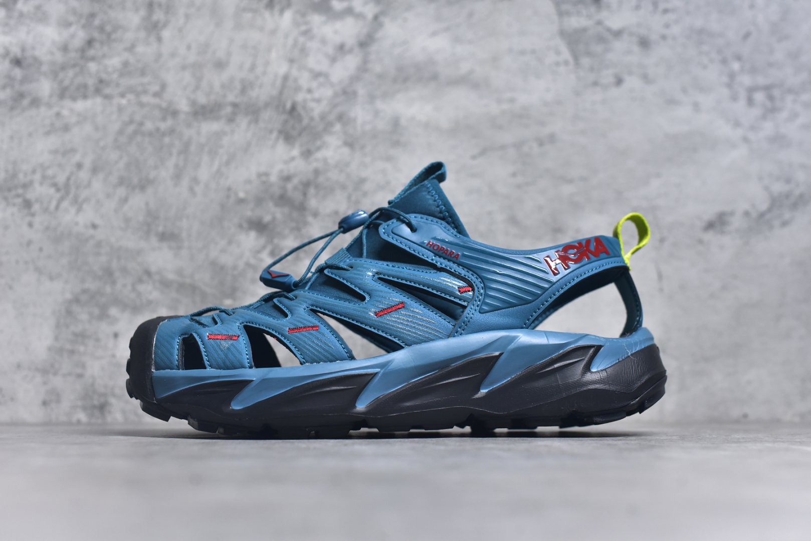 #HOKA One One Hopara Sandals 霍帕拉系列水路两用溯溪涉水休闲户外露营凉鞋 作为先锋品牌的 HOKA ONE ONE总是以独特的方式 HOPA RA是一款溯溪鞋 又名排水鞋 可长期用于涉水和溯溪 保护脚底和脚趾的安全和舒适 鞋面材料速干 透气 耐磨 鞋底防滑 耐磨 抓地能力强 出于安全考虑 设计要求较高 涉水溯溪过程中 水 泥沙 可以直接从鞋内大孔排出 细纹鞋底使在岩石上抓地能力强 避免打滑 而上路后 鞋面具有快干透气等优点 尺码：36 36.5 37.5 38 39 40 40.5 41 42 42.5 43 44 45-选品中心