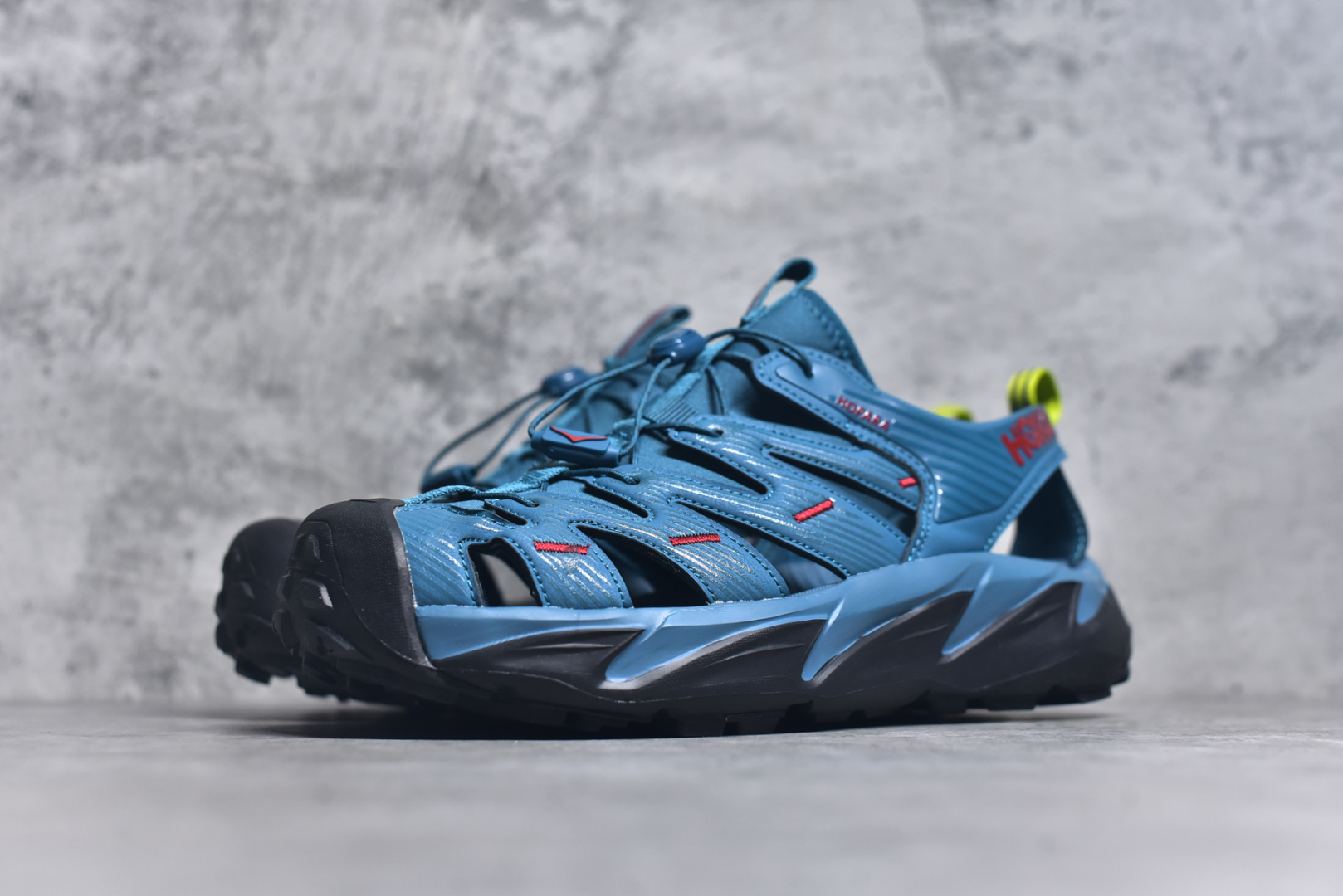 图片[2]-#HOKA One One Hopara Sandals 霍帕拉系列水路两用溯溪涉水休闲户外露营凉鞋 作为先锋品牌的 HOKA ONE ONE总是以独特的方式 HOPA RA是一款溯溪鞋 又名排水鞋 可长期用于涉水和溯溪 保护脚底和脚趾的安全和舒适 鞋面材料速干 透气 耐磨 鞋底防滑 耐磨 抓地能力强 出于安全考虑 设计要求较高 涉水溯溪过程中 水 泥沙 可以直接从鞋内大孔排出 细纹鞋底使在岩石上抓地能力强 避免打滑 而上路后 鞋面具有快干透气等优点 尺码：36 36.5 37.5 38 39 40 40.5 41 42 42.5 43 44 45-选品中心