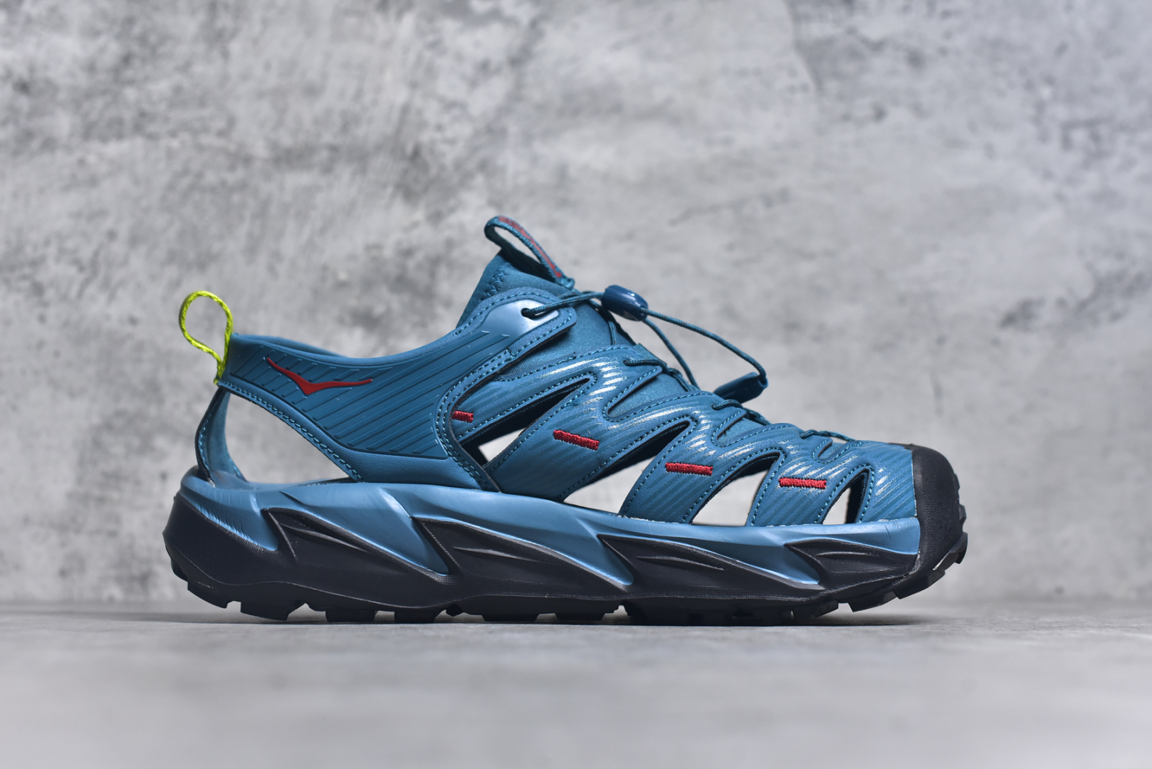 图片[3]-#HOKA One One Hopara Sandals 霍帕拉系列水路两用溯溪涉水休闲户外露营凉鞋 作为先锋品牌的 HOKA ONE ONE总是以独特的方式 HOPA RA是一款溯溪鞋 又名排水鞋 可长期用于涉水和溯溪 保护脚底和脚趾的安全和舒适 鞋面材料速干 透气 耐磨 鞋底防滑 耐磨 抓地能力强 出于安全考虑 设计要求较高 涉水溯溪过程中 水 泥沙 可以直接从鞋内大孔排出 细纹鞋底使在岩石上抓地能力强 避免打滑 而上路后 鞋面具有快干透气等优点 尺码：36 36.5 37.5 38 39 40 40.5 41 42 42.5 43 44 45-选品中心