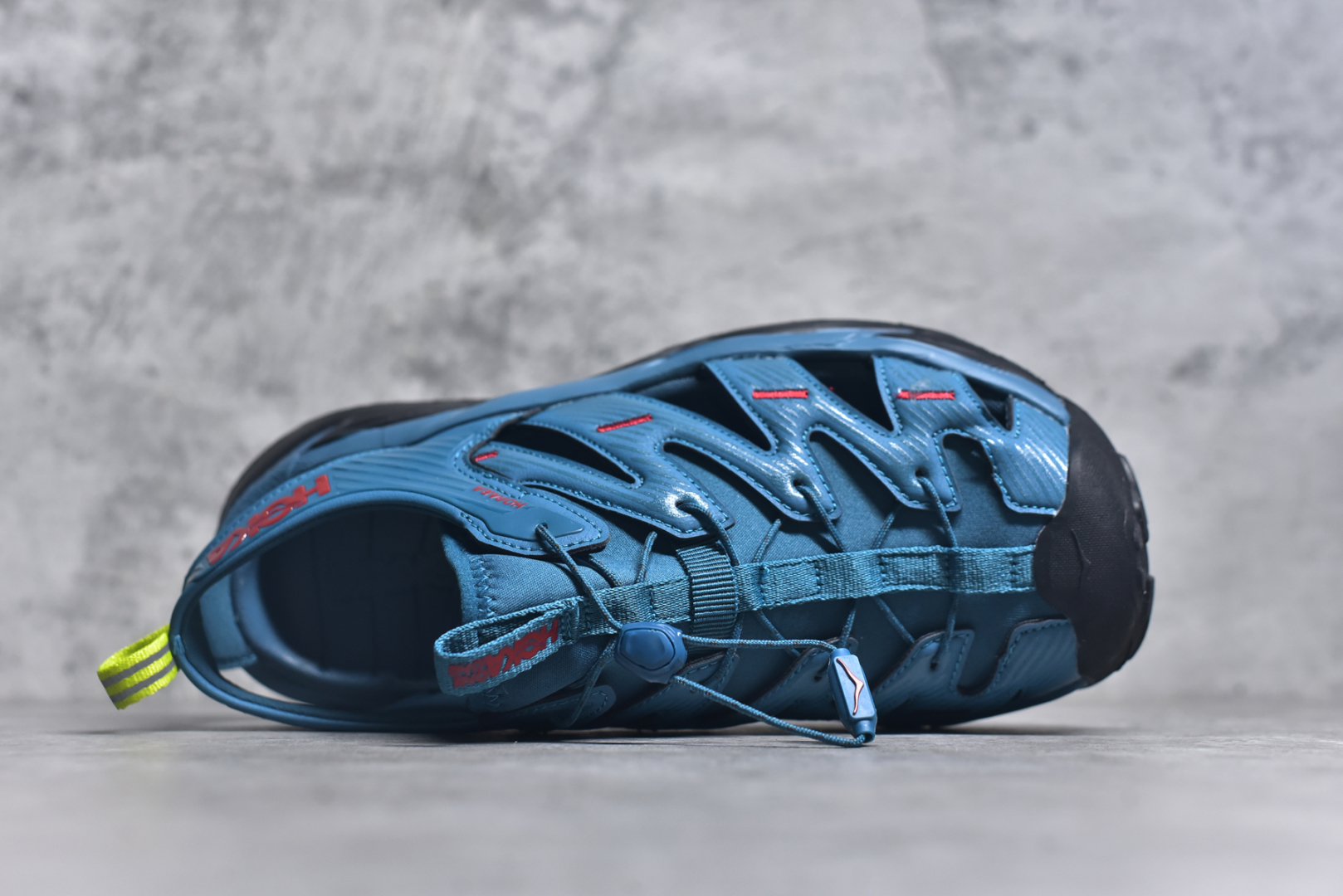 图片[4]-#HOKA One One Hopara Sandals 霍帕拉系列水路两用溯溪涉水休闲户外露营凉鞋 作为先锋品牌的 HOKA ONE ONE总是以独特的方式 HOPA RA是一款溯溪鞋 又名排水鞋 可长期用于涉水和溯溪 保护脚底和脚趾的安全和舒适 鞋面材料速干 透气 耐磨 鞋底防滑 耐磨 抓地能力强 出于安全考虑 设计要求较高 涉水溯溪过程中 水 泥沙 可以直接从鞋内大孔排出 细纹鞋底使在岩石上抓地能力强 避免打滑 而上路后 鞋面具有快干透气等优点 尺码：36 36.5 37.5 38 39 40 40.5 41 42 42.5 43 44 45-选品中心