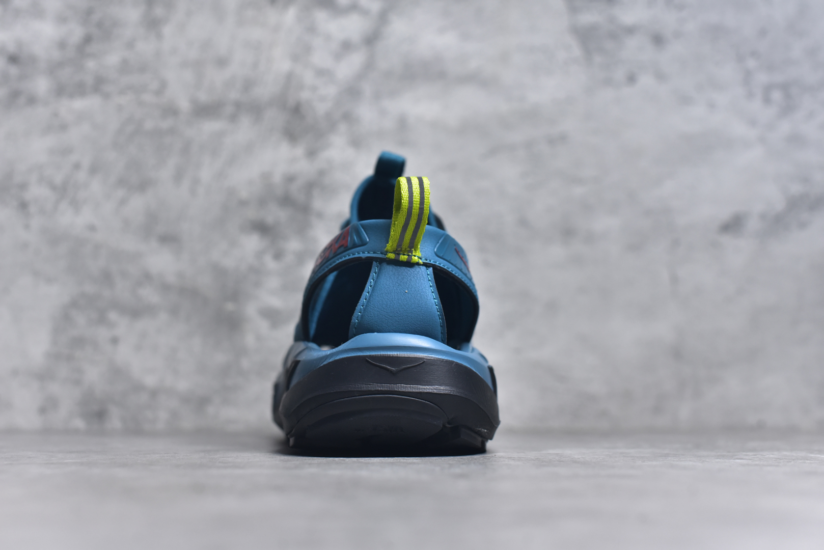 图片[5]-#HOKA One One Hopara Sandals 霍帕拉系列水路两用溯溪涉水休闲户外露营凉鞋 作为先锋品牌的 HOKA ONE ONE总是以独特的方式 HOPA RA是一款溯溪鞋 又名排水鞋 可长期用于涉水和溯溪 保护脚底和脚趾的安全和舒适 鞋面材料速干 透气 耐磨 鞋底防滑 耐磨 抓地能力强 出于安全考虑 设计要求较高 涉水溯溪过程中 水 泥沙 可以直接从鞋内大孔排出 细纹鞋底使在岩石上抓地能力强 避免打滑 而上路后 鞋面具有快干透气等优点 尺码：36 36.5 37.5 38 39 40 40.5 41 42 42.5 43 44 45-选品中心