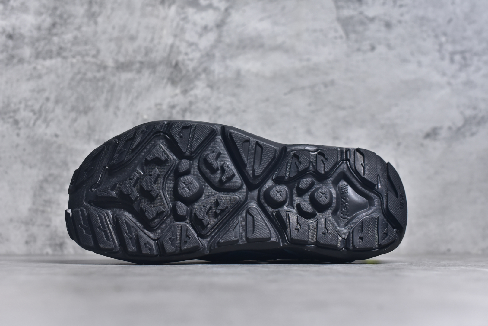 图片[6]-#HOKA One One Hopara Sandals 霍帕拉系列水路两用溯溪涉水休闲户外露营凉鞋 作为先锋品牌的 HOKA ONE ONE总是以独特的方式 HOPA RA是一款溯溪鞋 又名排水鞋 可长期用于涉水和溯溪 保护脚底和脚趾的安全和舒适 鞋面材料速干 透气 耐磨 鞋底防滑 耐磨 抓地能力强 出于安全考虑 设计要求较高 涉水溯溪过程中 水 泥沙 可以直接从鞋内大孔排出 细纹鞋底使在岩石上抓地能力强 避免打滑 而上路后 鞋面具有快干透气等优点 尺码：36 36.5 37.5 38 39 40 40.5 41 42 42.5 43 44 45-选品中心