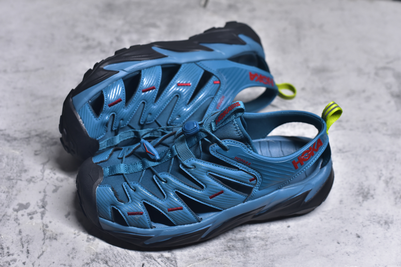 图片[7]-#HOKA One One Hopara Sandals 霍帕拉系列水路两用溯溪涉水休闲户外露营凉鞋 作为先锋品牌的 HOKA ONE ONE总是以独特的方式 HOPA RA是一款溯溪鞋 又名排水鞋 可长期用于涉水和溯溪 保护脚底和脚趾的安全和舒适 鞋面材料速干 透气 耐磨 鞋底防滑 耐磨 抓地能力强 出于安全考虑 设计要求较高 涉水溯溪过程中 水 泥沙 可以直接从鞋内大孔排出 细纹鞋底使在岩石上抓地能力强 避免打滑 而上路后 鞋面具有快干透气等优点 尺码：36 36.5 37.5 38 39 40 40.5 41 42 42.5 43 44 45-选品中心