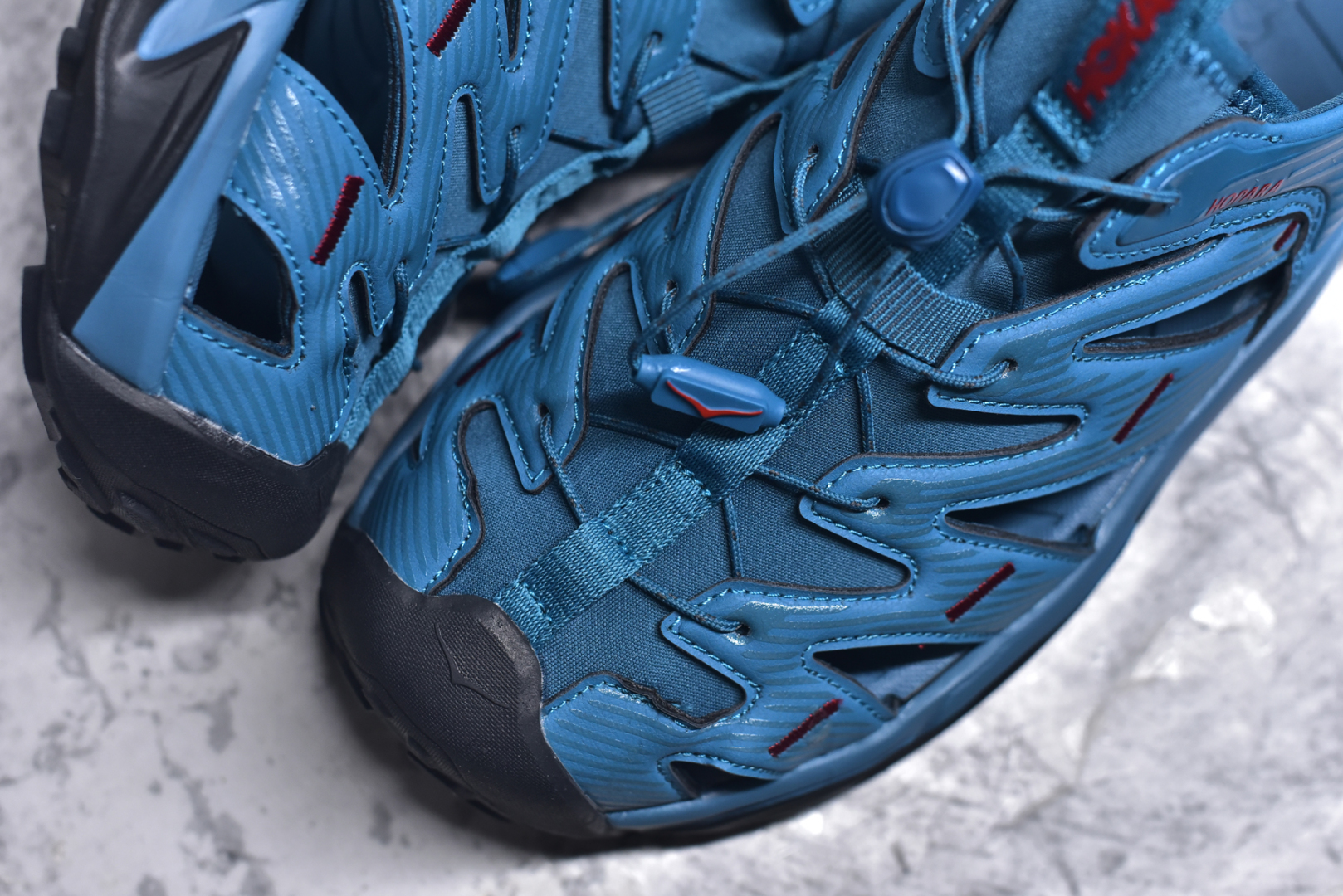 图片[8]-#HOKA One One Hopara Sandals 霍帕拉系列水路两用溯溪涉水休闲户外露营凉鞋 作为先锋品牌的 HOKA ONE ONE总是以独特的方式 HOPA RA是一款溯溪鞋 又名排水鞋 可长期用于涉水和溯溪 保护脚底和脚趾的安全和舒适 鞋面材料速干 透气 耐磨 鞋底防滑 耐磨 抓地能力强 出于安全考虑 设计要求较高 涉水溯溪过程中 水 泥沙 可以直接从鞋内大孔排出 细纹鞋底使在岩石上抓地能力强 避免打滑 而上路后 鞋面具有快干透气等优点 尺码：36 36.5 37.5 38 39 40 40.5 41 42 42.5 43 44 45-选品中心