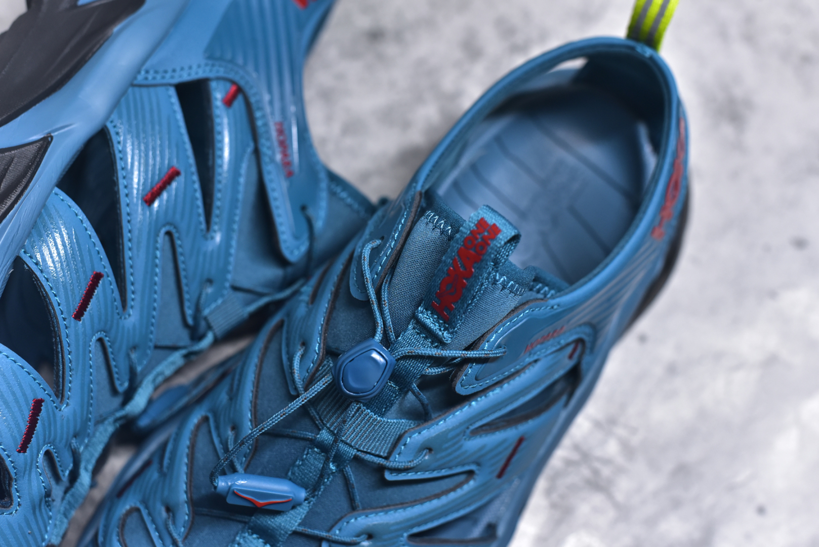 图片[9]-#HOKA One One Hopara Sandals 霍帕拉系列水路两用溯溪涉水休闲户外露营凉鞋 作为先锋品牌的 HOKA ONE ONE总是以独特的方式 HOPA RA是一款溯溪鞋 又名排水鞋 可长期用于涉水和溯溪 保护脚底和脚趾的安全和舒适 鞋面材料速干 透气 耐磨 鞋底防滑 耐磨 抓地能力强 出于安全考虑 设计要求较高 涉水溯溪过程中 水 泥沙 可以直接从鞋内大孔排出 细纹鞋底使在岩石上抓地能力强 避免打滑 而上路后 鞋面具有快干透气等优点 尺码：36 36.5 37.5 38 39 40 40.5 41 42 42.5 43 44 45-选品中心