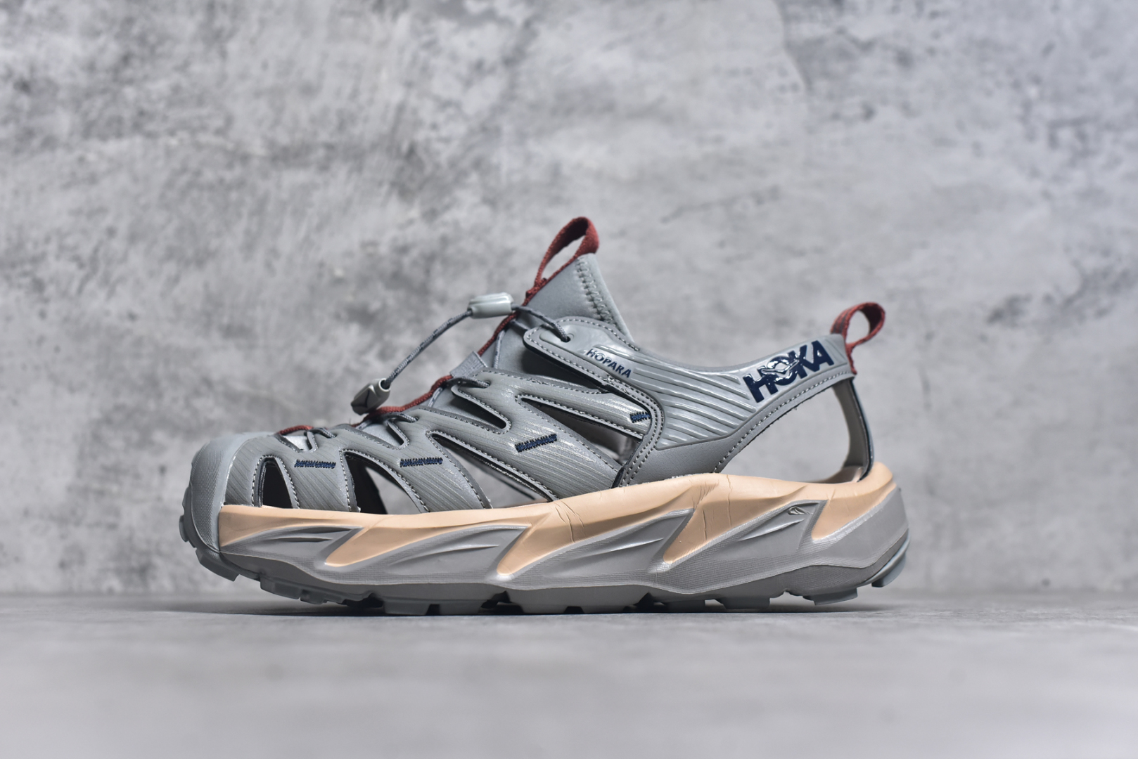 #HOKA One One Hopara Sandals 霍帕拉系列水路两用溯溪涉水休闲户外露营凉鞋 作为先锋品牌的 HOKA ONE ONE总是以独特的方式 HOPA RA是一款溯溪鞋 又名排水鞋 可长期用于涉水和溯溪 保护脚底和脚趾的安全和舒适 鞋面材料速干 透气 耐磨 鞋底防滑 耐磨 抓地能力强 出于安全考虑 设计要求较高 涉水溯溪过程中 水 泥沙 可以直接从鞋内大孔排出 细纹鞋底使在岩石上抓地能力强 避免打滑 而上路后 鞋面具有快干透气等优点 尺码：36 36.5 37.5 38 39 40 40.5 41 42 42.5 43 44 45-选品中心