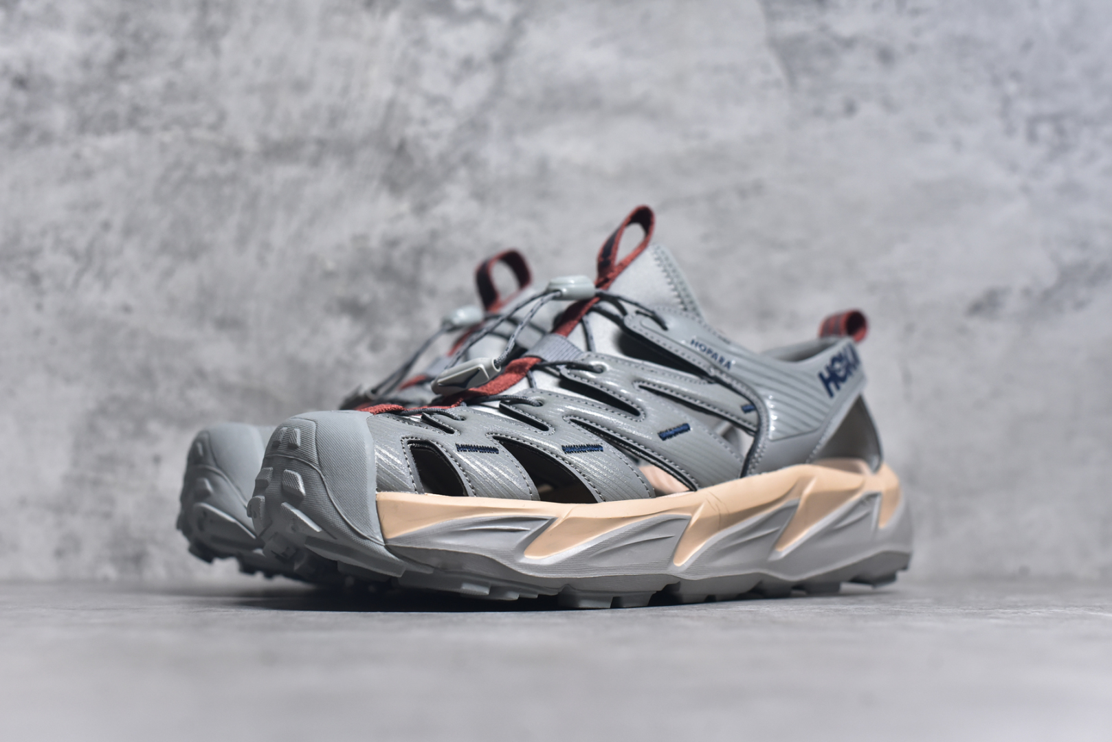 图片[2]-#HOKA One One Hopara Sandals 霍帕拉系列水路两用溯溪涉水休闲户外露营凉鞋 作为先锋品牌的 HOKA ONE ONE总是以独特的方式 HOPA RA是一款溯溪鞋 又名排水鞋 可长期用于涉水和溯溪 保护脚底和脚趾的安全和舒适 鞋面材料速干 透气 耐磨 鞋底防滑 耐磨 抓地能力强 出于安全考虑 设计要求较高 涉水溯溪过程中 水 泥沙 可以直接从鞋内大孔排出 细纹鞋底使在岩石上抓地能力强 避免打滑 而上路后 鞋面具有快干透气等优点 尺码：36 36.5 37.5 38 39 40 40.5 41 42 42.5 43 44 45-选品中心