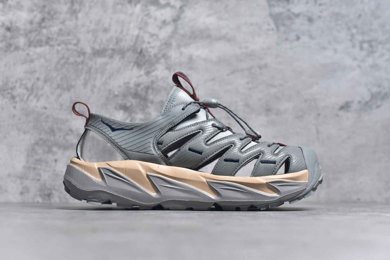 图片[3]-#HOKA One One Hopara Sandals 霍帕拉系列水路两用溯溪涉水休闲户外露营凉鞋 作为先锋品牌的 HOKA ONE ONE总是以独特的方式 HOPA RA是一款溯溪鞋 又名排水鞋 可长期用于涉水和溯溪 保护脚底和脚趾的安全和舒适 鞋面材料速干 透气 耐磨 鞋底防滑 耐磨 抓地能力强 出于安全考虑 设计要求较高 涉水溯溪过程中 水 泥沙 可以直接从鞋内大孔排出 细纹鞋底使在岩石上抓地能力强 避免打滑 而上路后 鞋面具有快干透气等优点 尺码：36 36.5 37.5 38 39 40 40.5 41 42 42.5 43 44 45-选品中心
