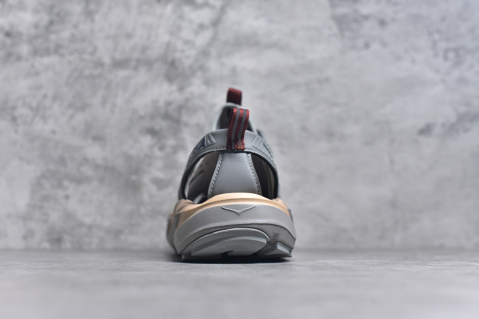 图片[5]-#HOKA One One Hopara Sandals 霍帕拉系列水路两用溯溪涉水休闲户外露营凉鞋 作为先锋品牌的 HOKA ONE ONE总是以独特的方式 HOPA RA是一款溯溪鞋 又名排水鞋 可长期用于涉水和溯溪 保护脚底和脚趾的安全和舒适 鞋面材料速干 透气 耐磨 鞋底防滑 耐磨 抓地能力强 出于安全考虑 设计要求较高 涉水溯溪过程中 水 泥沙 可以直接从鞋内大孔排出 细纹鞋底使在岩石上抓地能力强 避免打滑 而上路后 鞋面具有快干透气等优点 尺码：36 36.5 37.5 38 39 40 40.5 41 42 42.5 43 44 45-选品中心