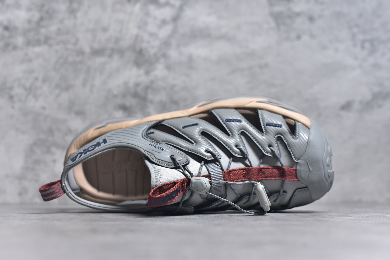 图片[4]-#HOKA One One Hopara Sandals 霍帕拉系列水路两用溯溪涉水休闲户外露营凉鞋 作为先锋品牌的 HOKA ONE ONE总是以独特的方式 HOPA RA是一款溯溪鞋 又名排水鞋 可长期用于涉水和溯溪 保护脚底和脚趾的安全和舒适 鞋面材料速干 透气 耐磨 鞋底防滑 耐磨 抓地能力强 出于安全考虑 设计要求较高 涉水溯溪过程中 水 泥沙 可以直接从鞋内大孔排出 细纹鞋底使在岩石上抓地能力强 避免打滑 而上路后 鞋面具有快干透气等优点 尺码：36 36.5 37.5 38 39 40 40.5 41 42 42.5 43 44 45-选品中心