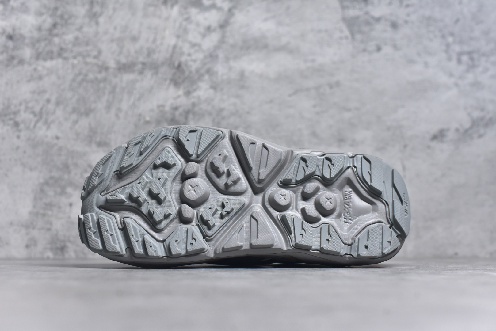 图片[6]-#HOKA One One Hopara Sandals 霍帕拉系列水路两用溯溪涉水休闲户外露营凉鞋 作为先锋品牌的 HOKA ONE ONE总是以独特的方式 HOPA RA是一款溯溪鞋 又名排水鞋 可长期用于涉水和溯溪 保护脚底和脚趾的安全和舒适 鞋面材料速干 透气 耐磨 鞋底防滑 耐磨 抓地能力强 出于安全考虑 设计要求较高 涉水溯溪过程中 水 泥沙 可以直接从鞋内大孔排出 细纹鞋底使在岩石上抓地能力强 避免打滑 而上路后 鞋面具有快干透气等优点 尺码：36 36.5 37.5 38 39 40 40.5 41 42 42.5 43 44 45-选品中心