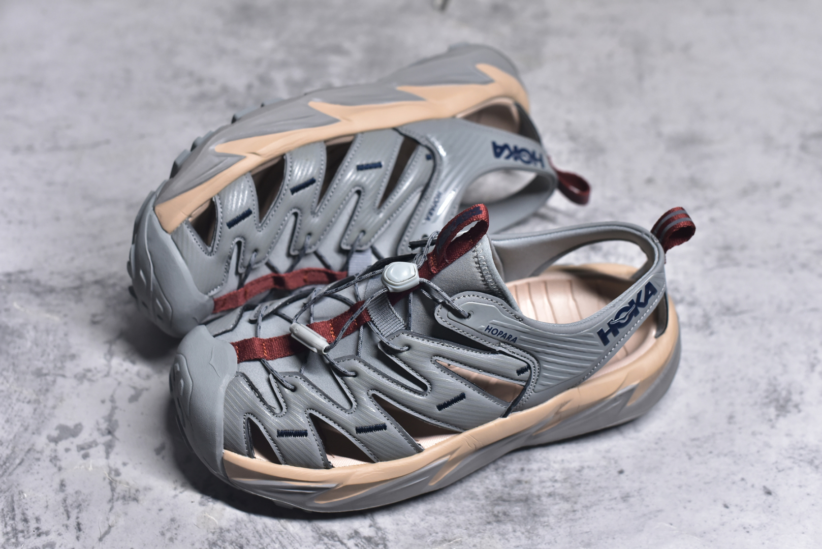 图片[7]-#HOKA One One Hopara Sandals 霍帕拉系列水路两用溯溪涉水休闲户外露营凉鞋 作为先锋品牌的 HOKA ONE ONE总是以独特的方式 HOPA RA是一款溯溪鞋 又名排水鞋 可长期用于涉水和溯溪 保护脚底和脚趾的安全和舒适 鞋面材料速干 透气 耐磨 鞋底防滑 耐磨 抓地能力强 出于安全考虑 设计要求较高 涉水溯溪过程中 水 泥沙 可以直接从鞋内大孔排出 细纹鞋底使在岩石上抓地能力强 避免打滑 而上路后 鞋面具有快干透气等优点 尺码：36 36.5 37.5 38 39 40 40.5 41 42 42.5 43 44 45-选品中心