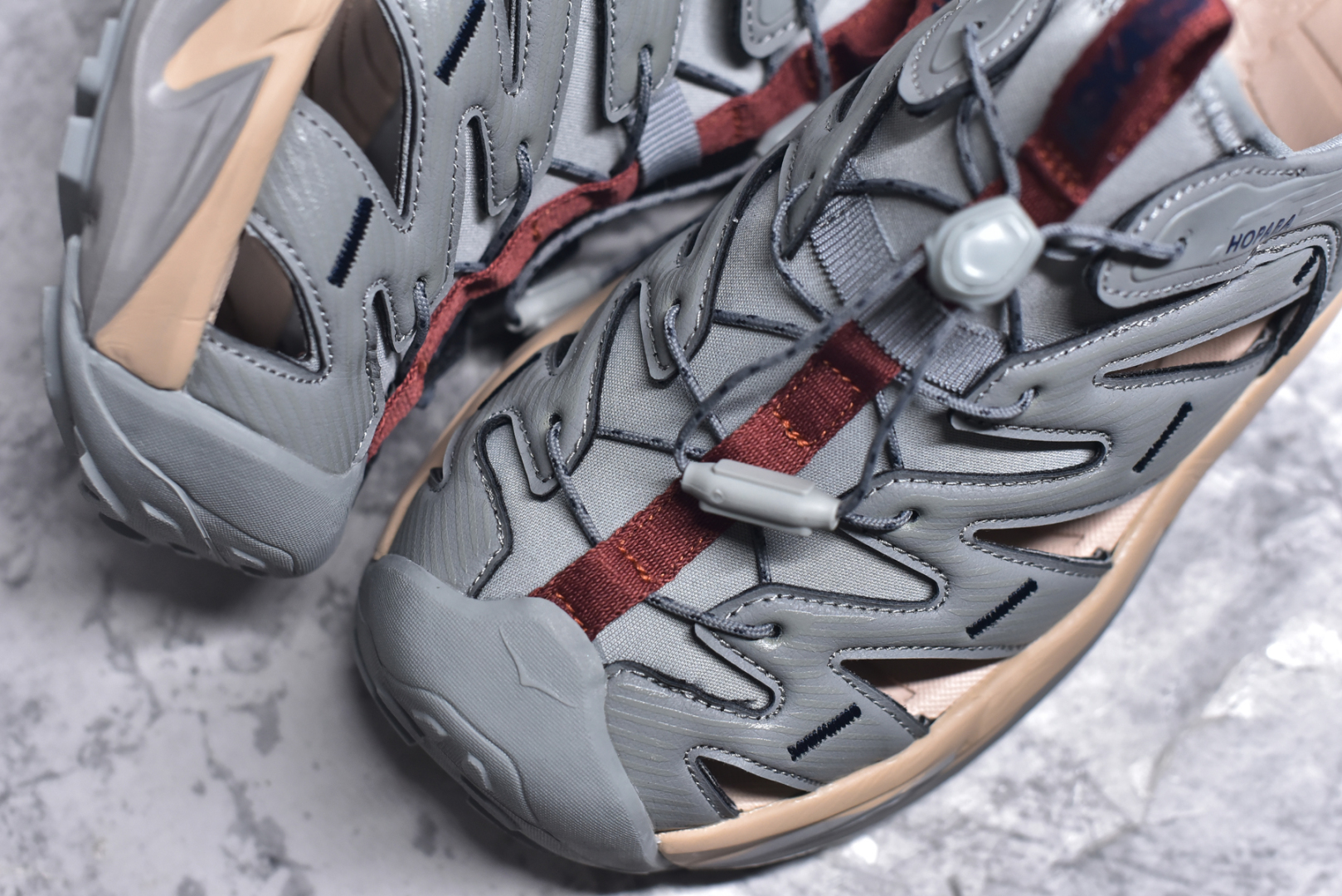 图片[8]-#HOKA One One Hopara Sandals 霍帕拉系列水路两用溯溪涉水休闲户外露营凉鞋 作为先锋品牌的 HOKA ONE ONE总是以独特的方式 HOPA RA是一款溯溪鞋 又名排水鞋 可长期用于涉水和溯溪 保护脚底和脚趾的安全和舒适 鞋面材料速干 透气 耐磨 鞋底防滑 耐磨 抓地能力强 出于安全考虑 设计要求较高 涉水溯溪过程中 水 泥沙 可以直接从鞋内大孔排出 细纹鞋底使在岩石上抓地能力强 避免打滑 而上路后 鞋面具有快干透气等优点 尺码：36 36.5 37.5 38 39 40 40.5 41 42 42.5 43 44 45-选品中心