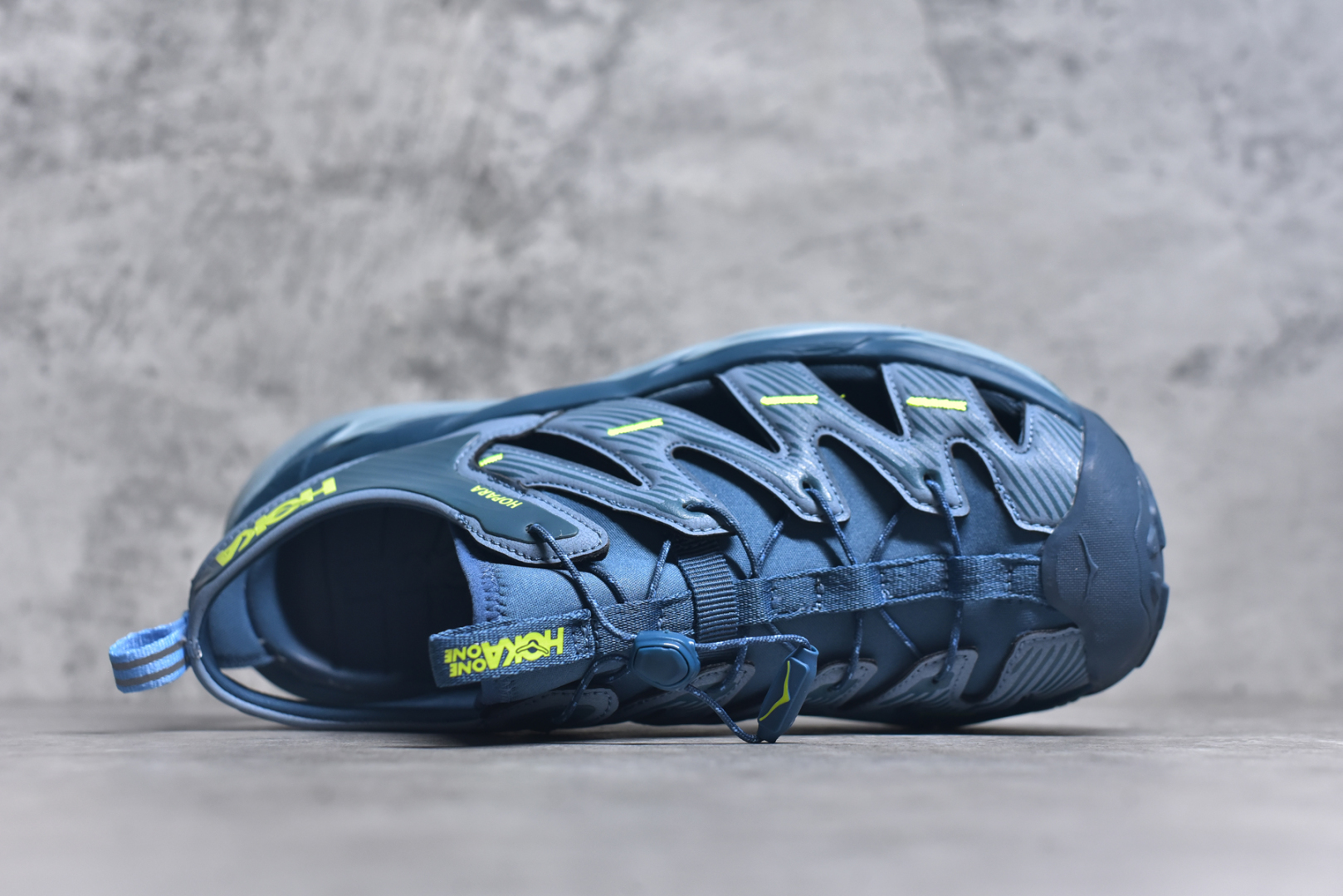 图片[4]-#HOKA One One Hopara Sandals 霍帕拉系列水路两用溯溪涉水休闲户外露营凉鞋 作为先锋品牌的 HOKA ONE ONE总是以独特的方式 HOPA RA是一款溯溪鞋 又名排水鞋 可长期用于涉水和溯溪 保护脚底和脚趾的安全和舒适 鞋面材料速干 透气 耐磨 鞋底防滑 耐磨 抓地能力强 出于安全考虑 设计要求较高 涉水溯溪过程中 水 泥沙 可以直接从鞋内大孔排出 细纹鞋底使在岩石上抓地能力强 避免打滑 而上路后 鞋面具有快干透气等优点 尺码：36 36.5 37.5 38 39 40 40.5 41 42 42.5 43 44 45-选品中心